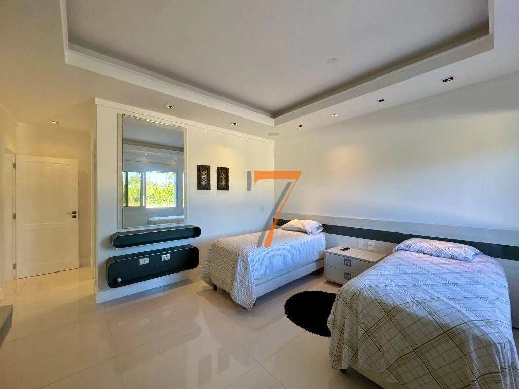Furnished house with 8 bedrooms and 11 bathrooms — photo 33