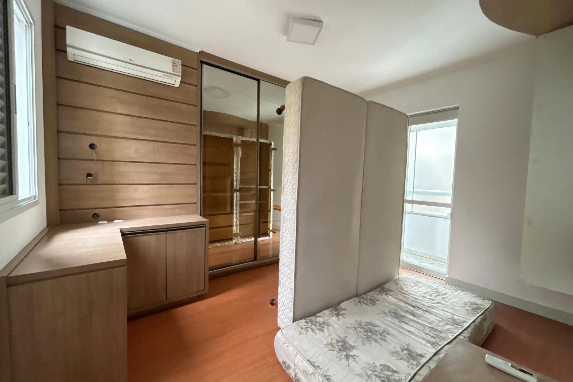 Glass-enclosed balcony in a 3-bedroom apartment, 108 m² — photo 12