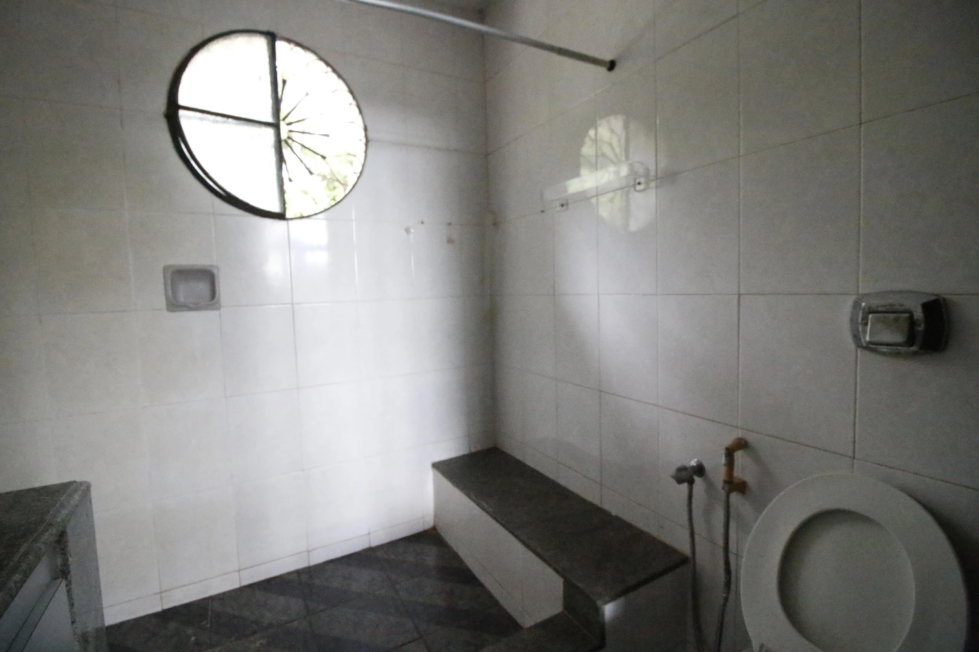 500 m² house with floor-to-ceiling windows and a bathtub — photo 11
