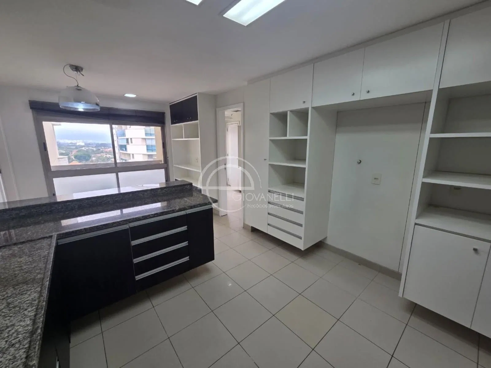 4-bedroom apartment with an enclosed gourmet balcony — photo 15