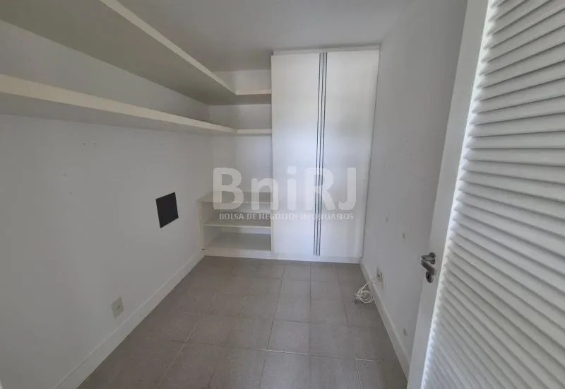Apartment with 4 bedrooms and a glass balcony — photo 46