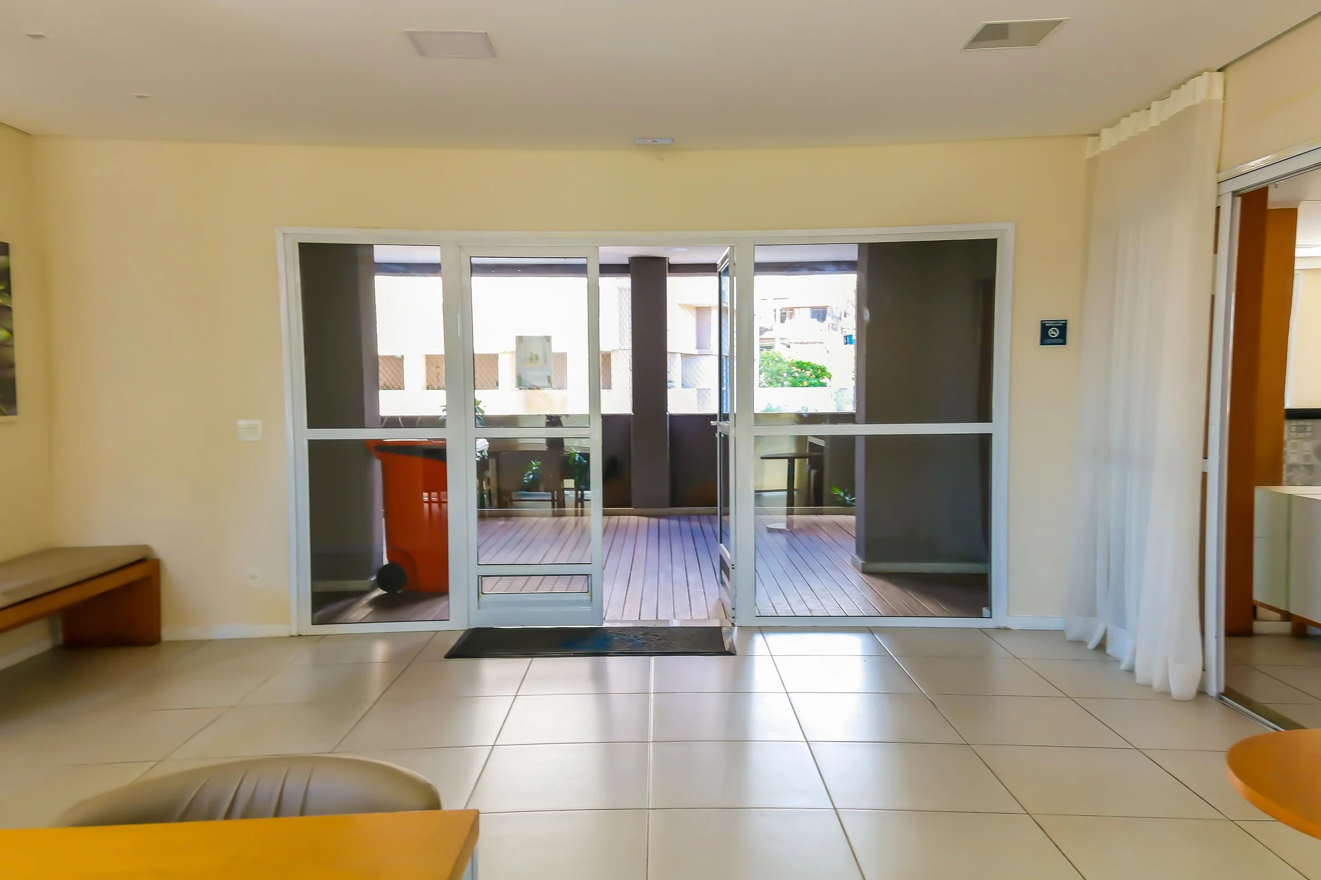 Balcony with a grill in a 2-bedroom apartment, 60 m² — photo 76
