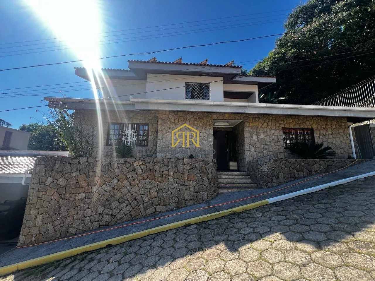 House with 7 bedrooms and 405 m² in a gated community