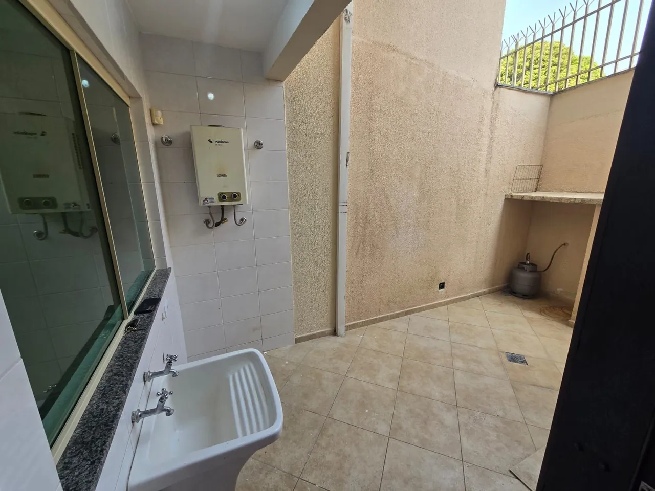 4-bedroom house with wood or laminate floors in Curitiba — photo 3