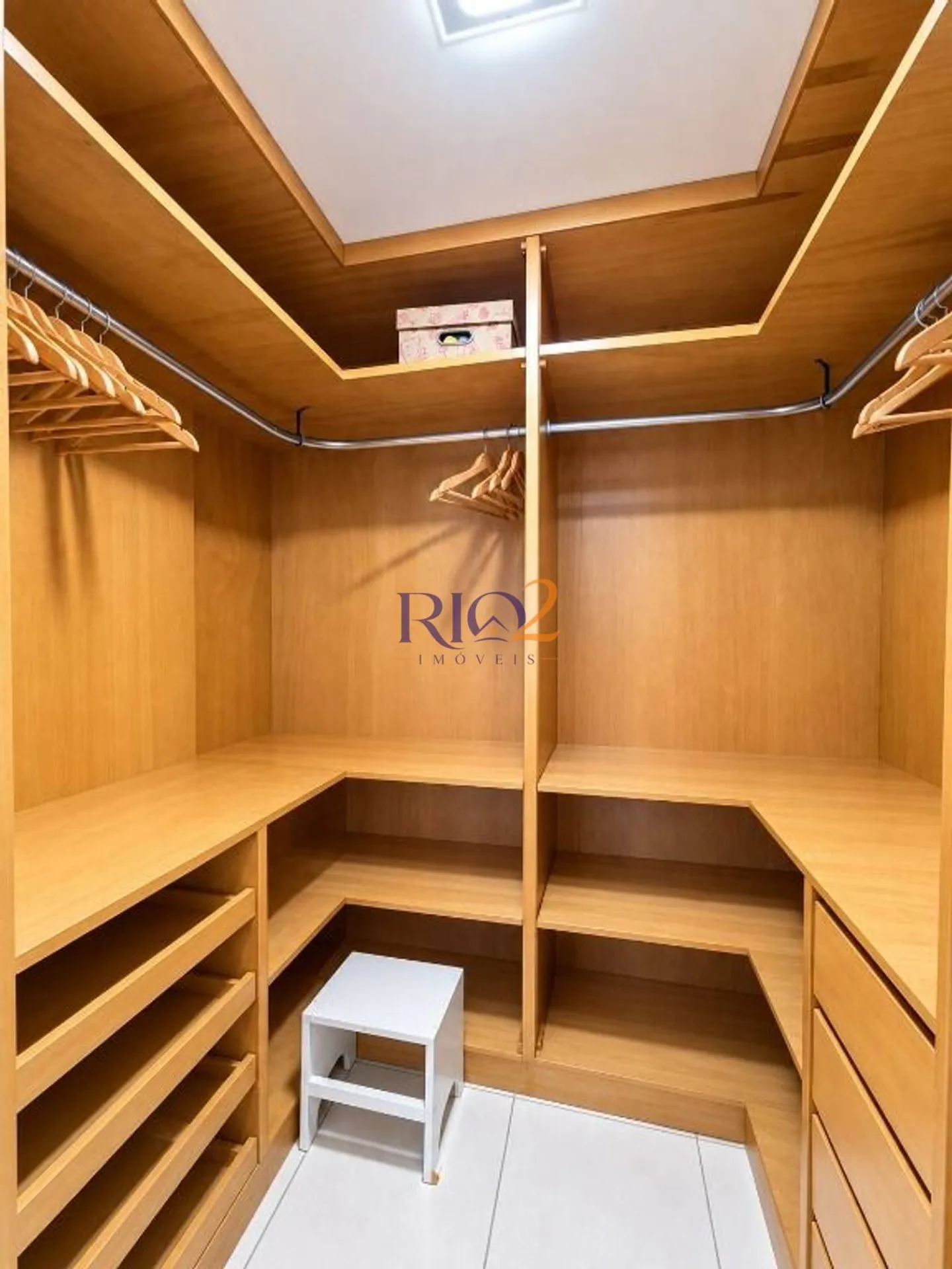 Walk-in closet in a 3-bedroom apartment, 117 m² — photo 31