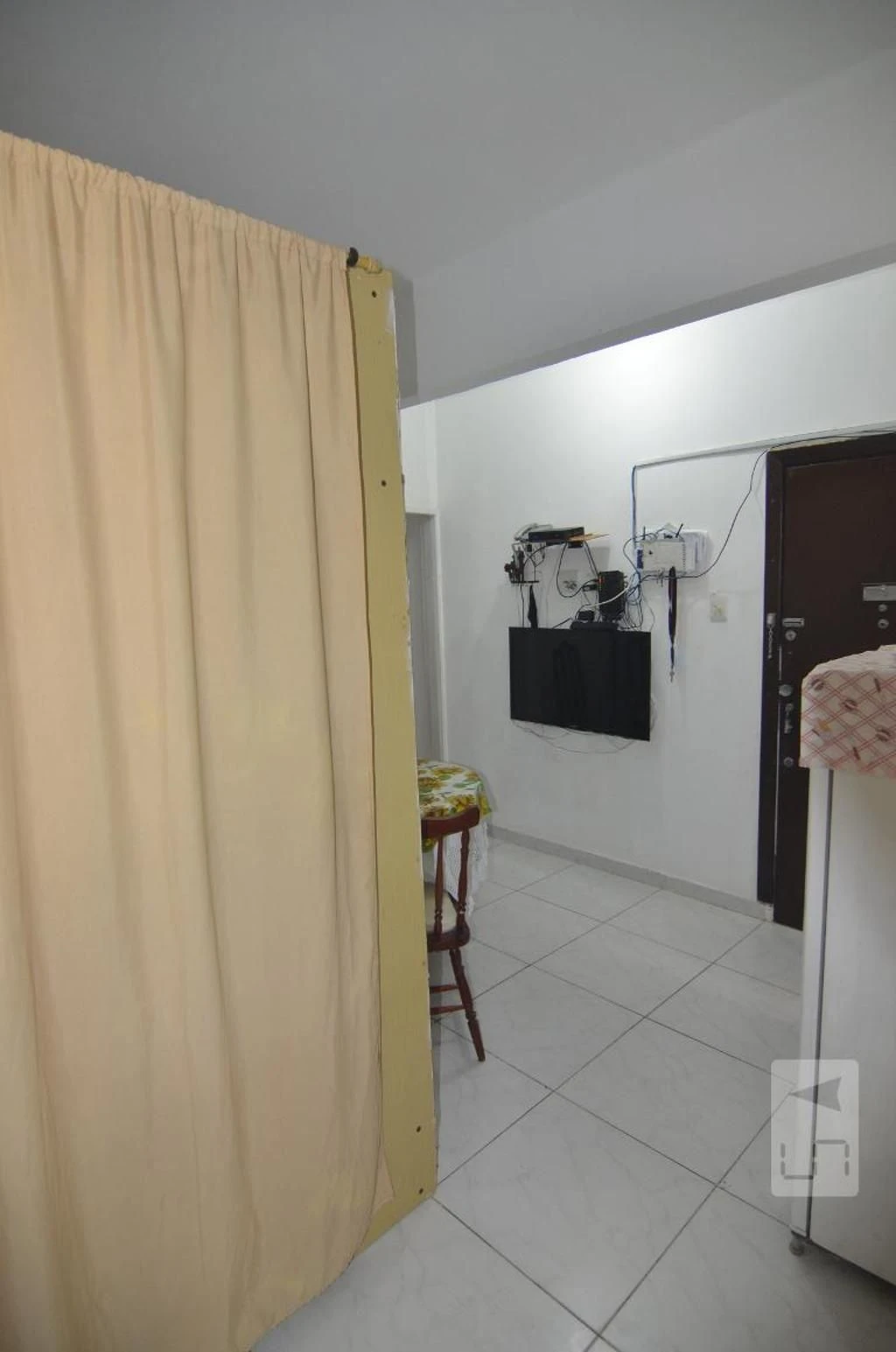Furnished 1-bedroom apartment with a gas stove kitchen — photo 13