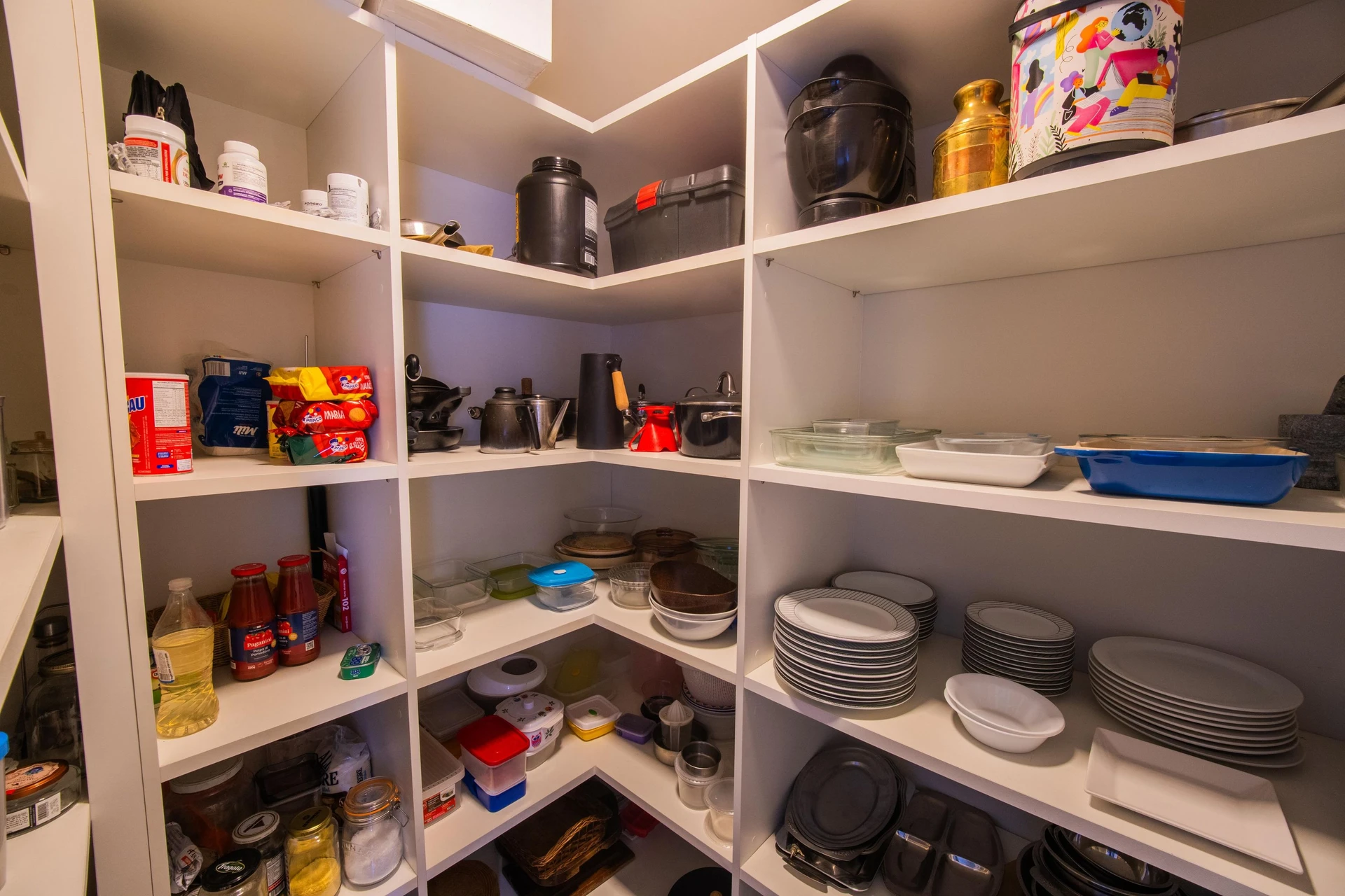 Walk-in closet in a 2-bedroom apartment, 91 m² — photo 46