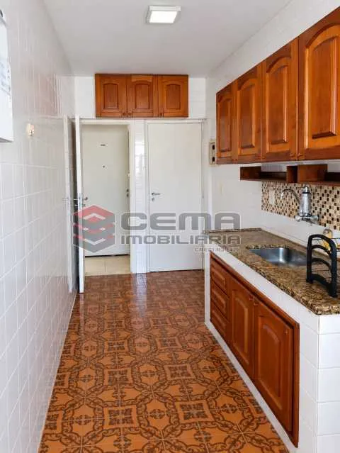 2-bedroom apartment in a building with a gym — photo 2