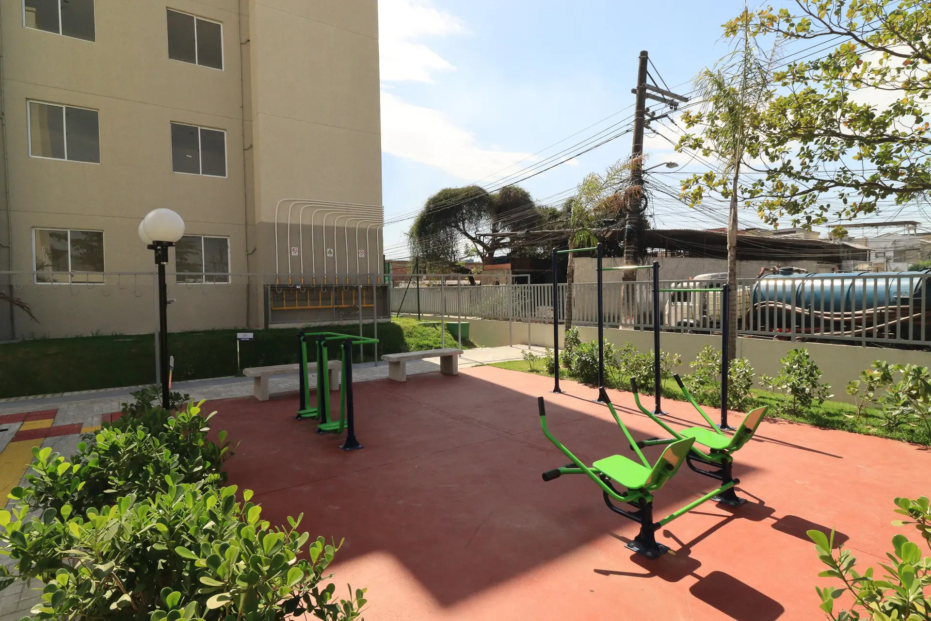 One-bedroom apartment in a building with a gym — photo 38