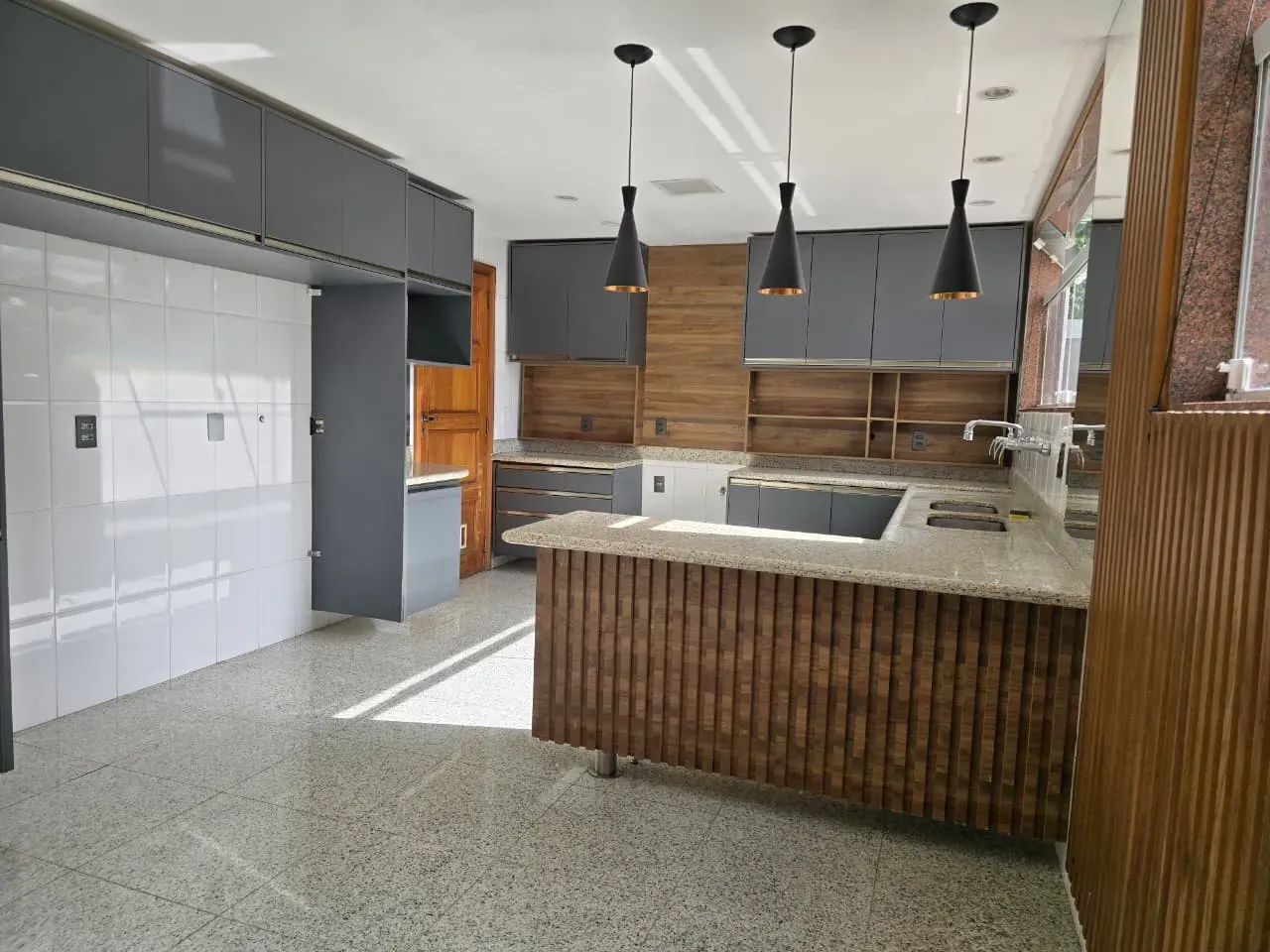 Будинок на 450 м² з 4 спальнями та кухнею з газом — photo 35