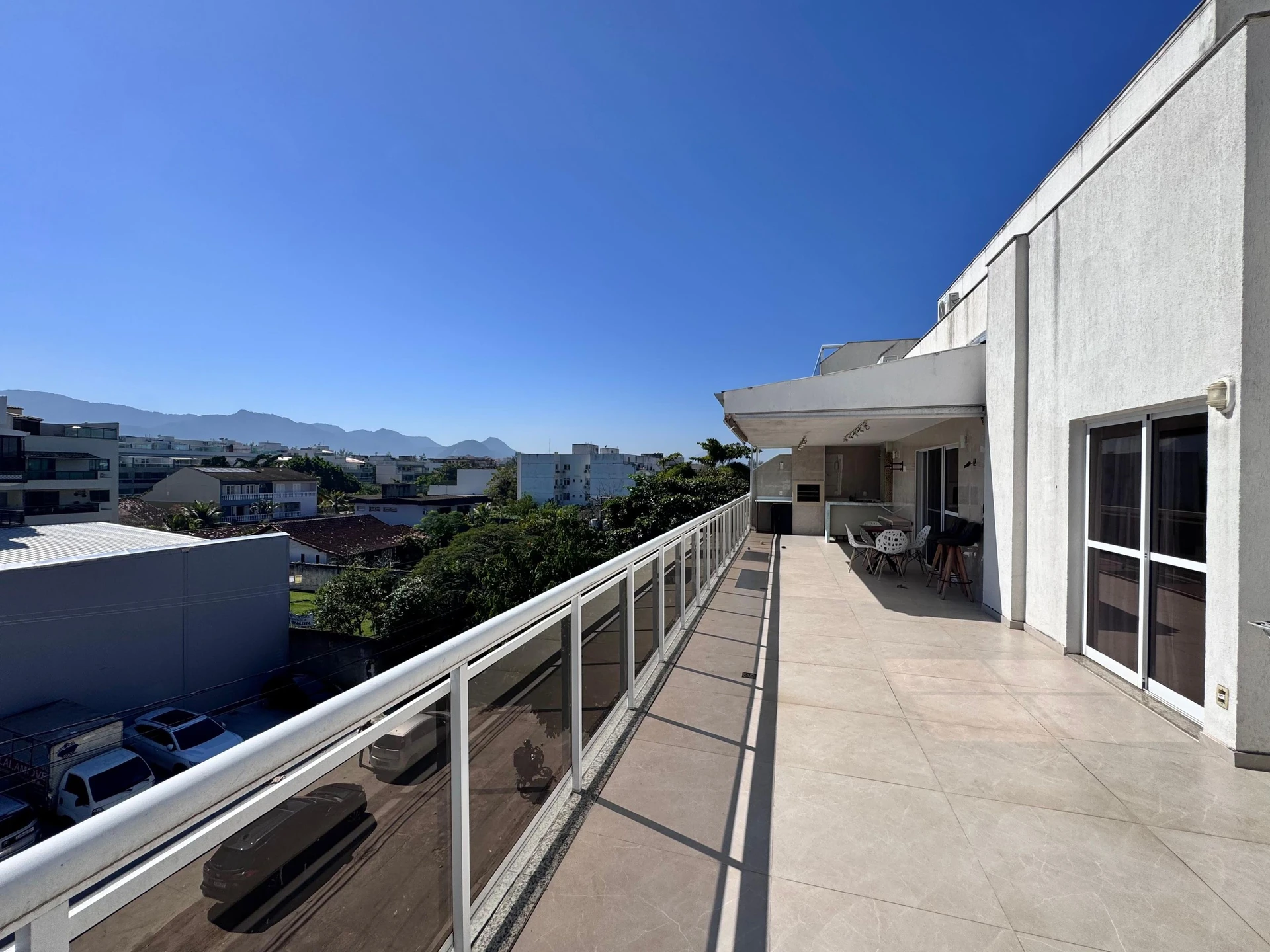 Furnished apartment with 3 bedrooms and 2 parking spaces — photo 28