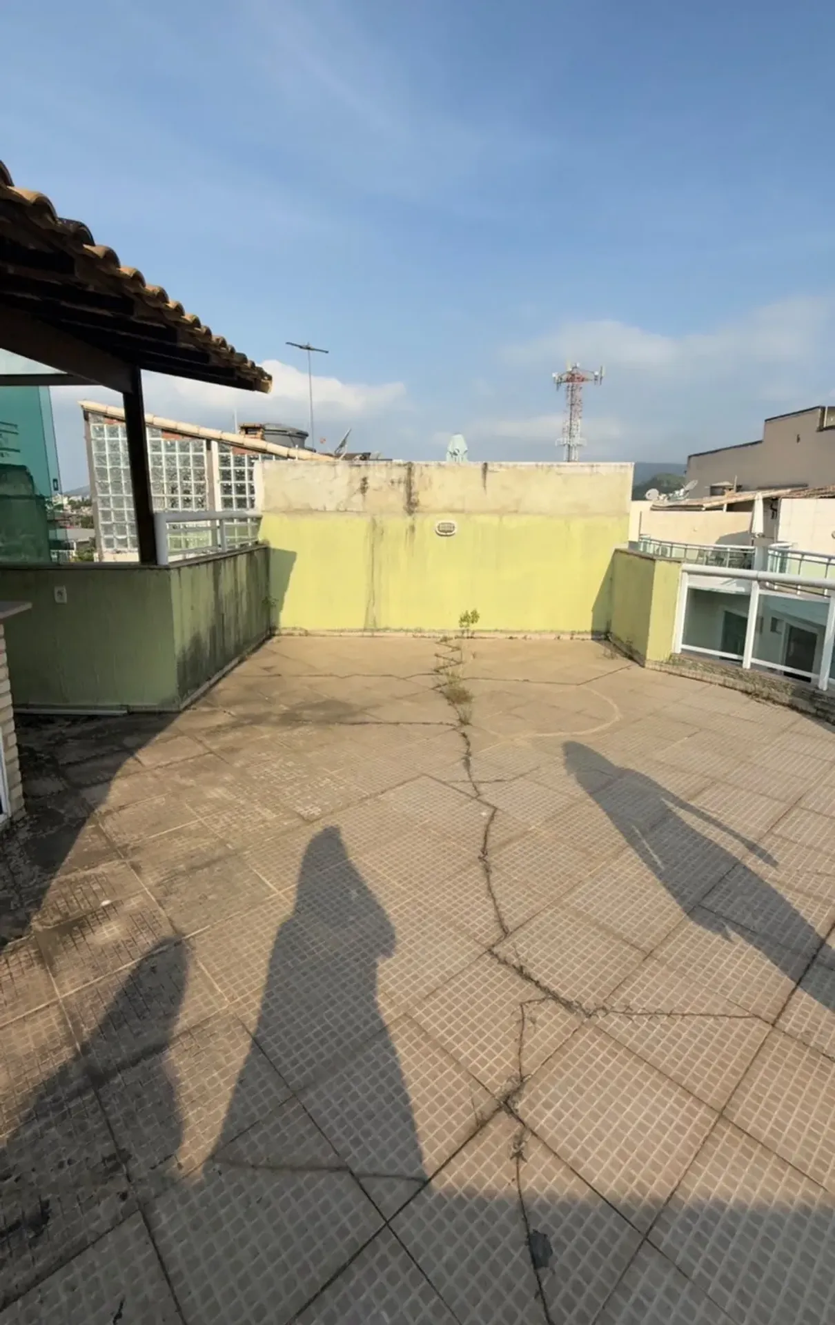 Balcony with a grill in a 3-bedroom house, 150 m²