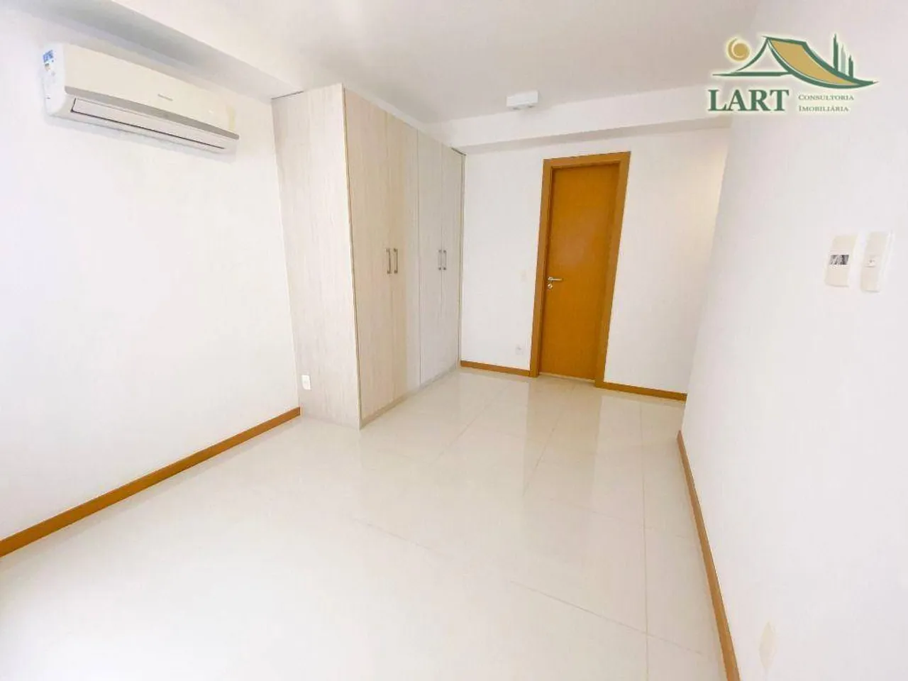 Apartamento sem mobília com 4 dormitórios e varanda — photo 8