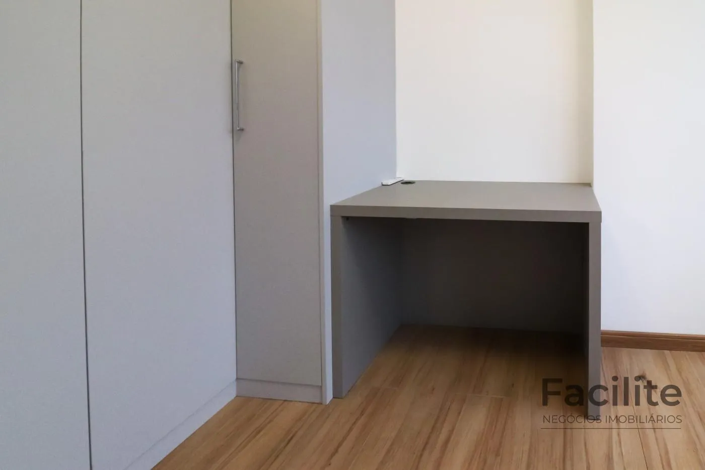 Apartment on the 19th floor with a home office — photo 37