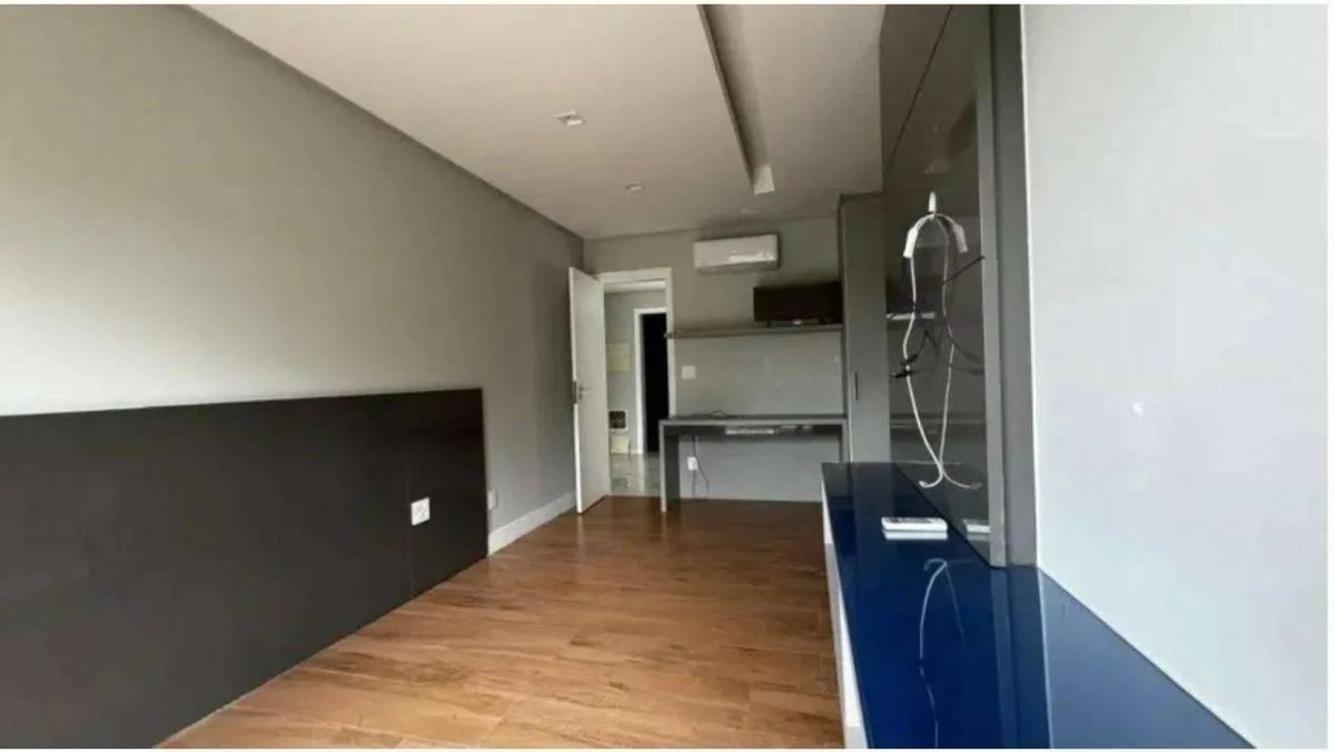 Balcony with a grill in a 3-bedroom house, 300 m² — photo 15