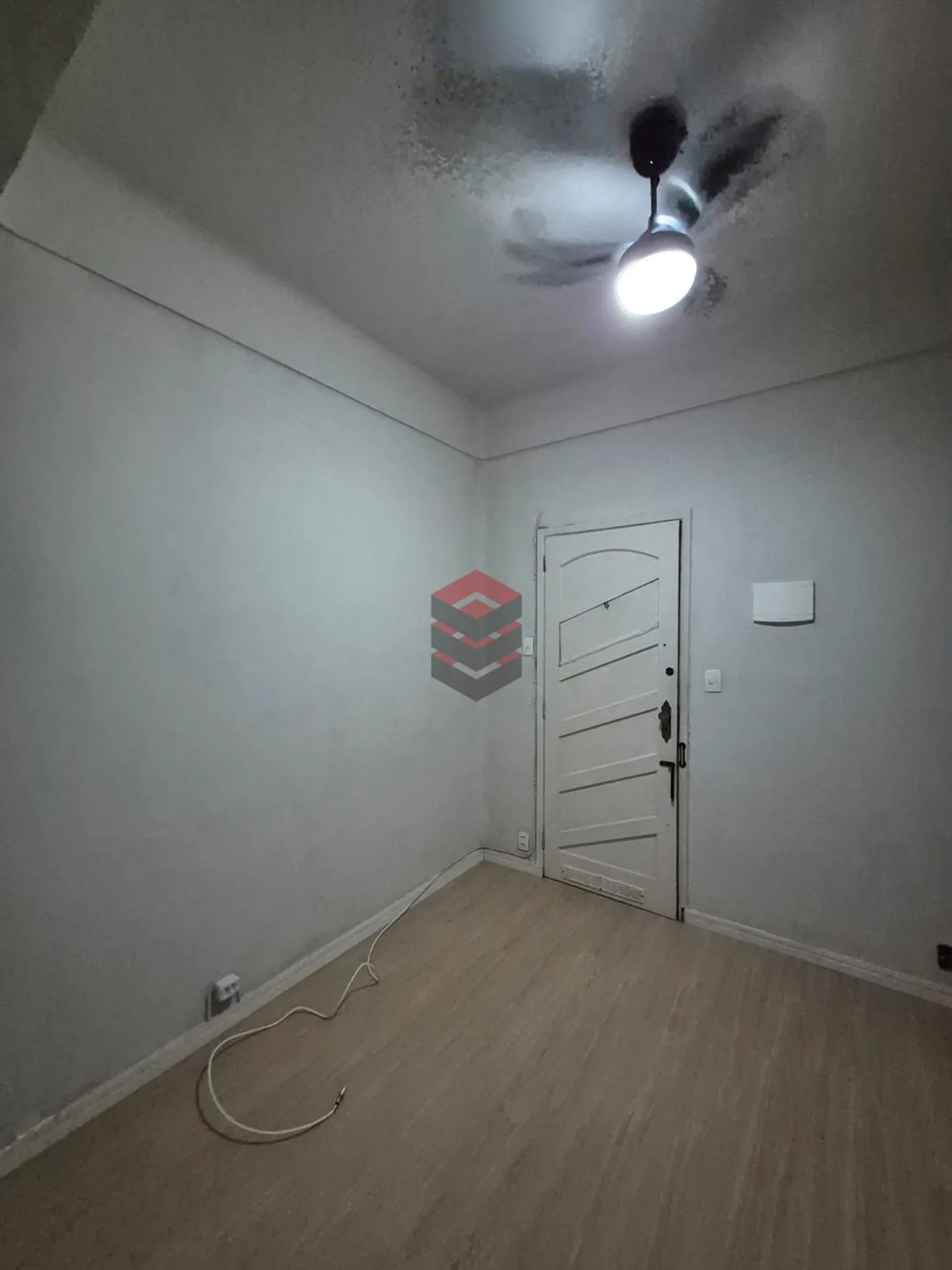 Wood or laminate floors in a one-bedroom apartment, 37 m² — photo 3