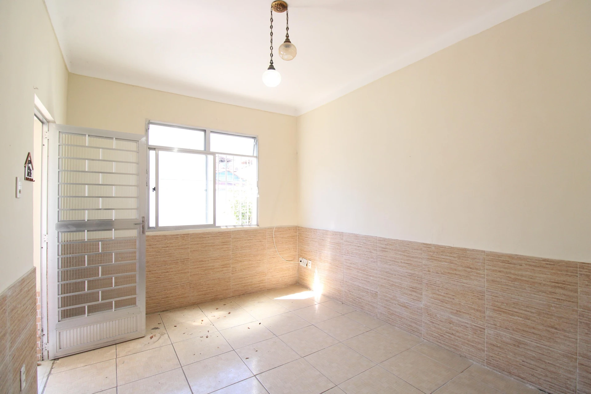 Unfurnished house with 3 bedrooms, 2 bathrooms and garden — photo 22