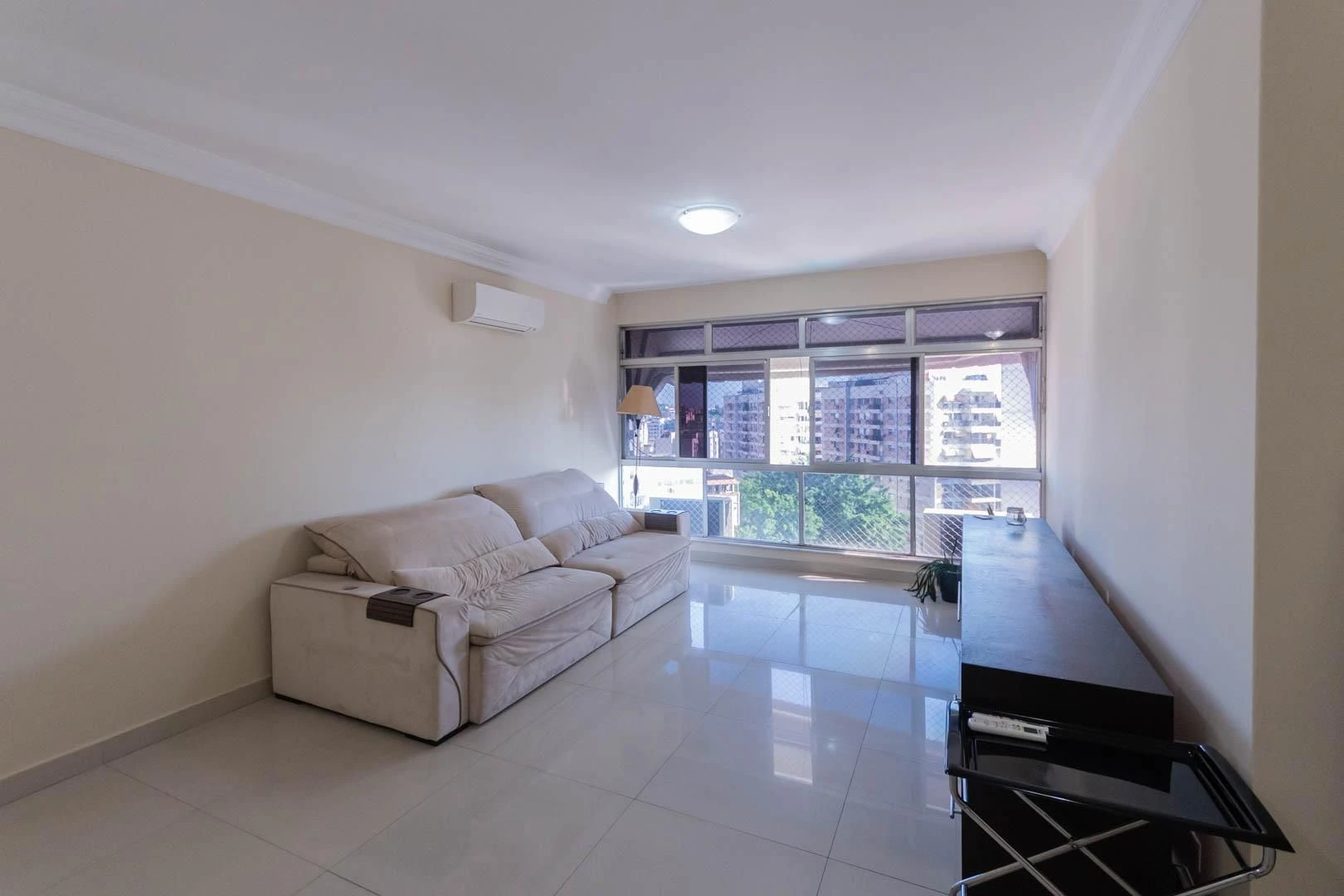 Balcony with a grill in a 3-bedroom apartment, 135 m² — photo 22