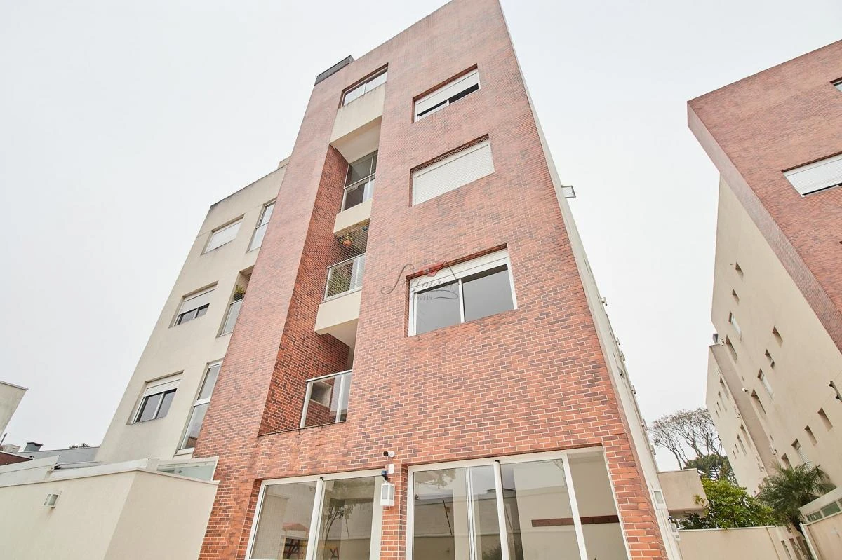 Balcony with a grill in a 2-bedroom apartment, 129 m² — photo 14