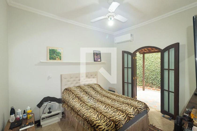 Walk-in closet in a 4-bedroom house, 250 m² — photo 3