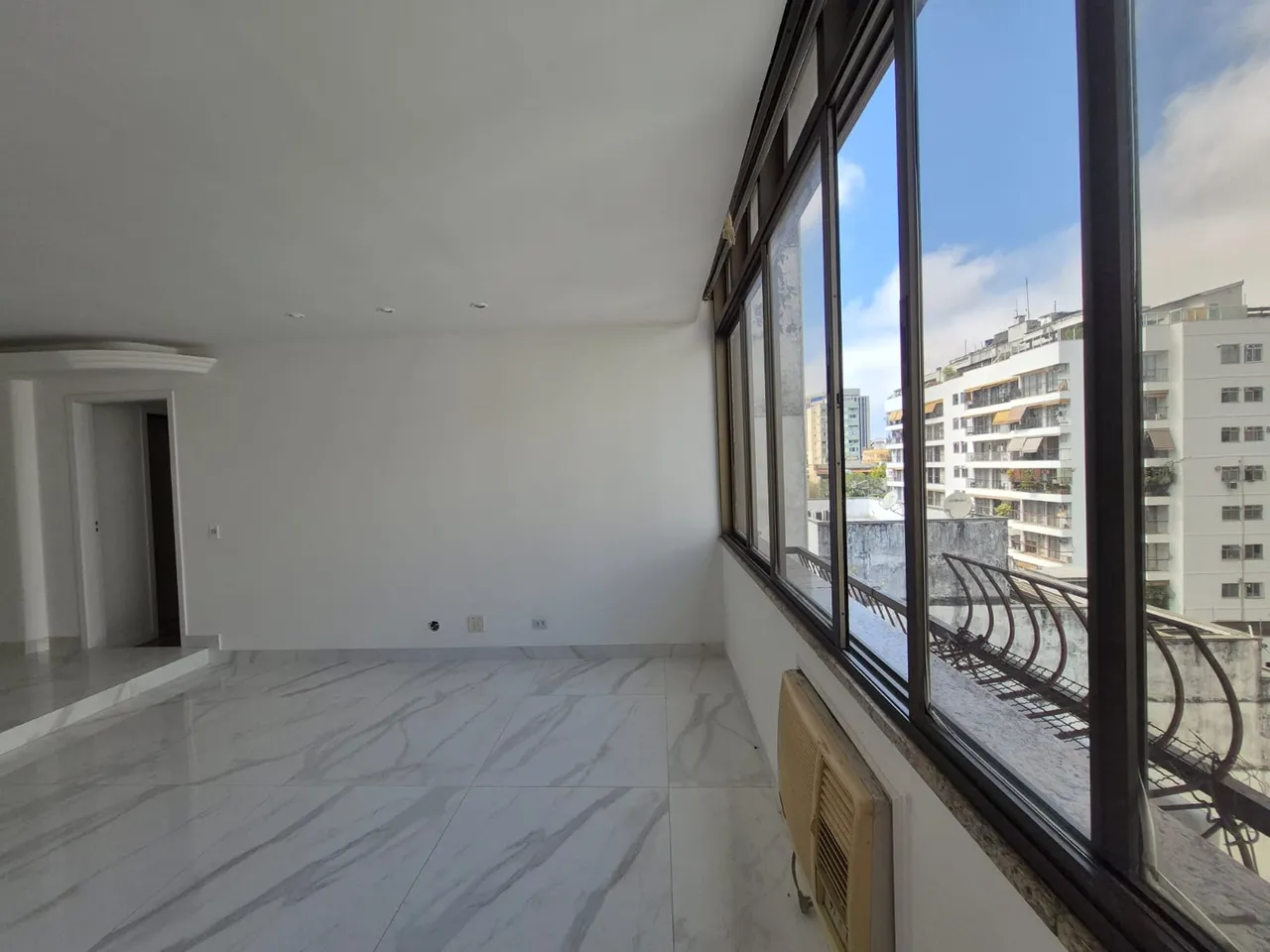 3-bedroom apartment with 3 bathrooms and city views — photo 10
