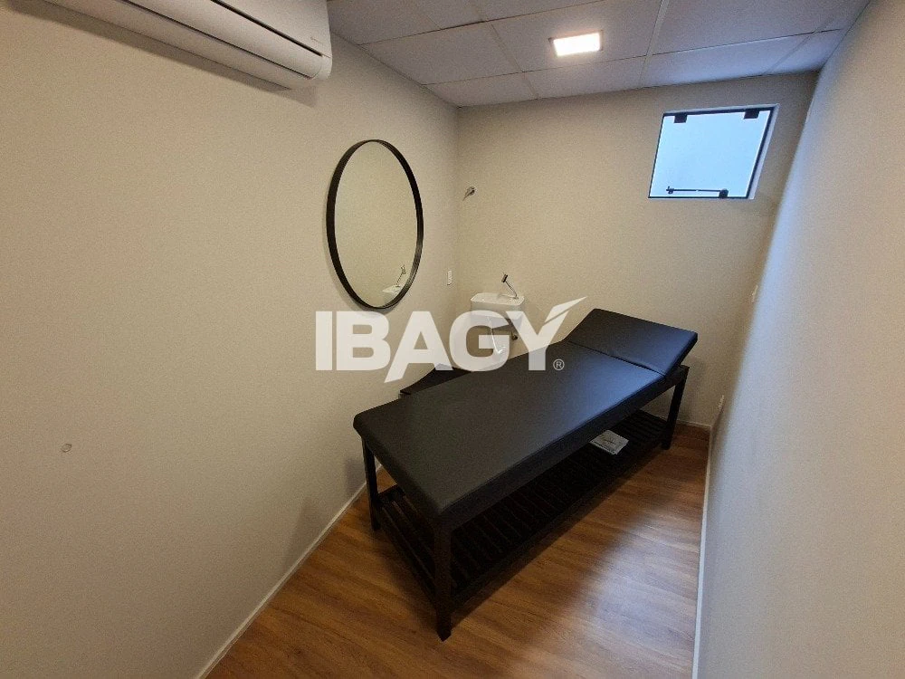 30 m² apartment with 1 bedroom and tall windows — photo 8