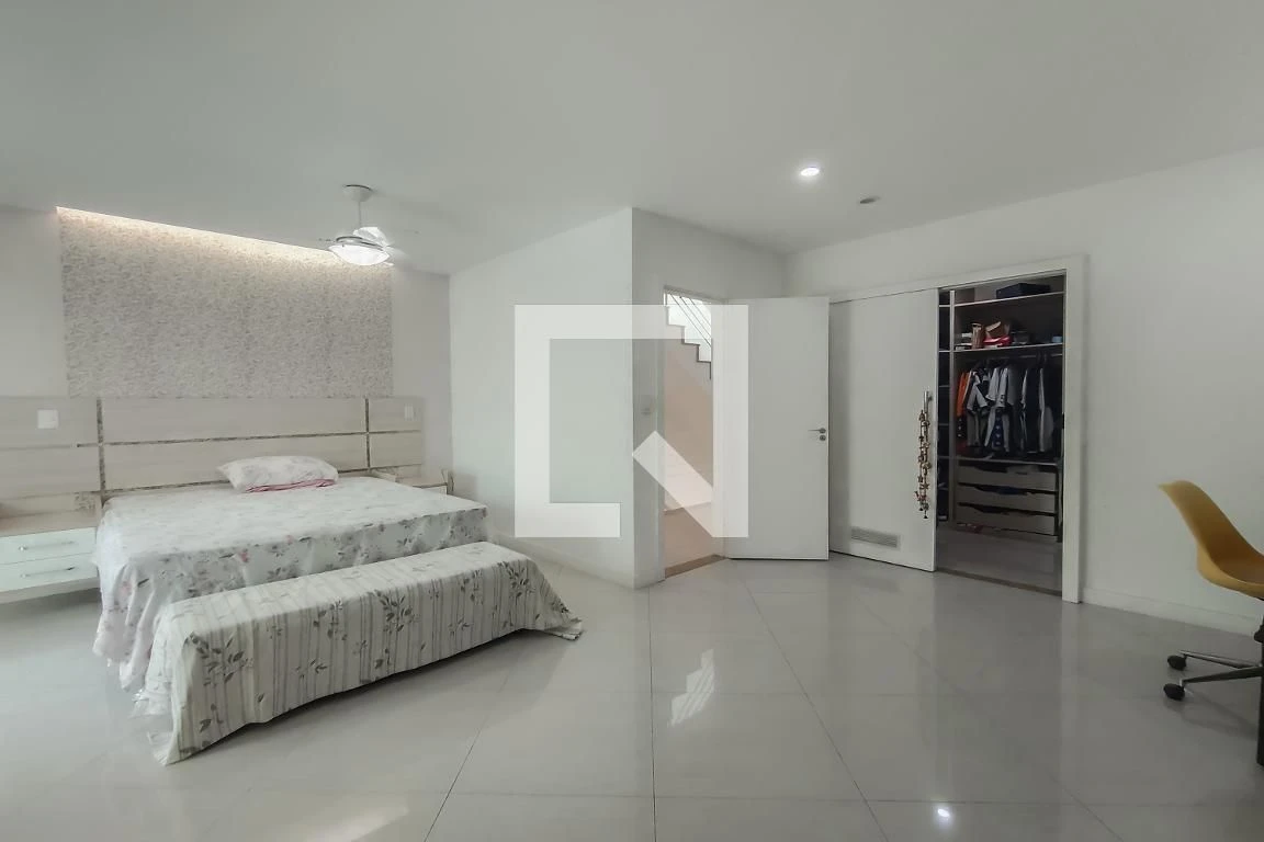 460 m² house with a water view and a private pool — photo 16