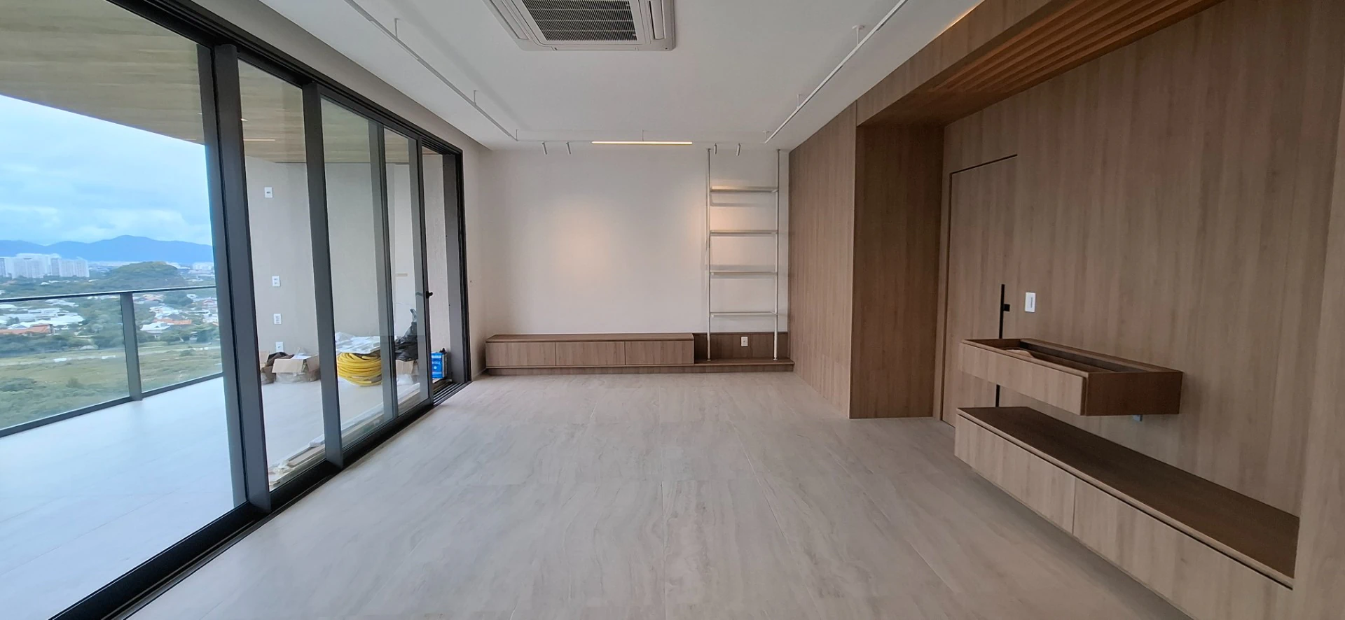 4-bedroom apartment with floor-to-ceiling windows