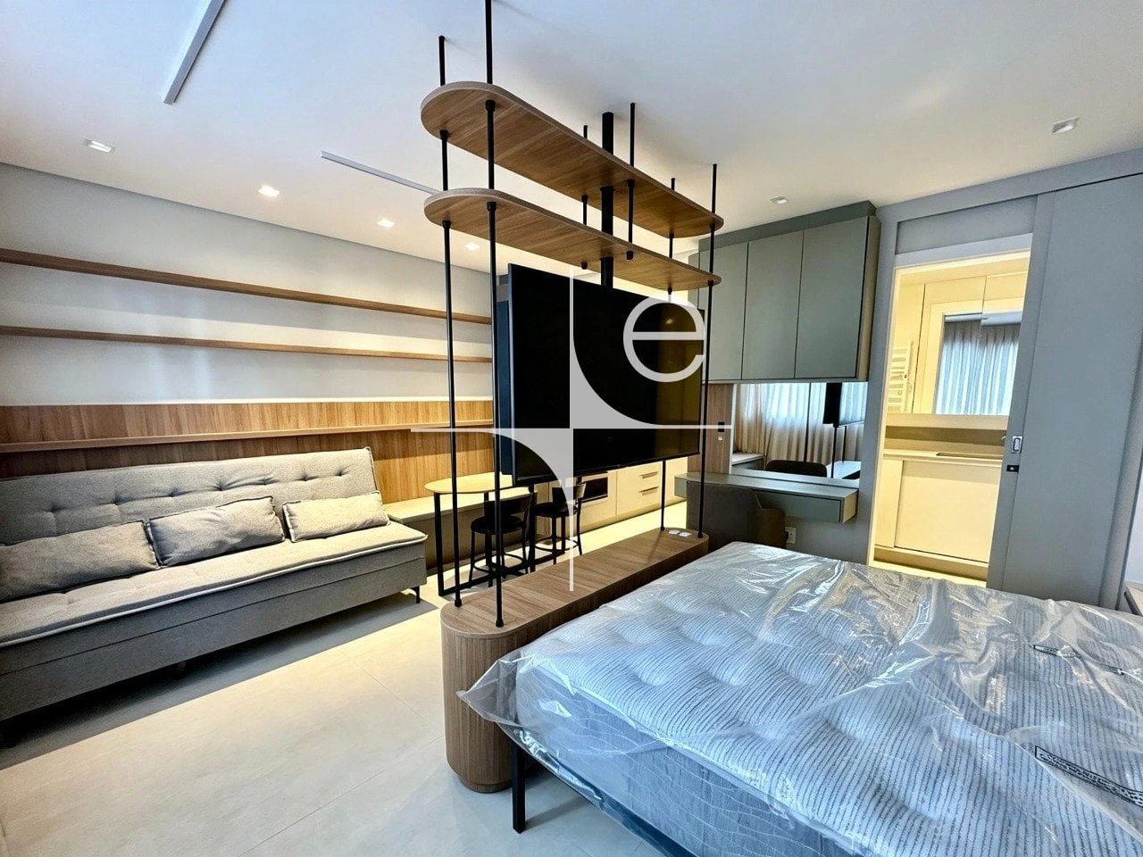 Furnished 1-bedroom apartment with an open-plan kitchen — photo 3