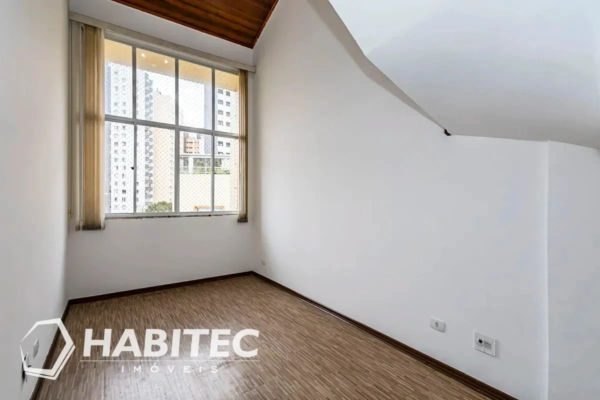 Wood or laminate floors in a 3-bedroom apartment, 102 m² — photo 13