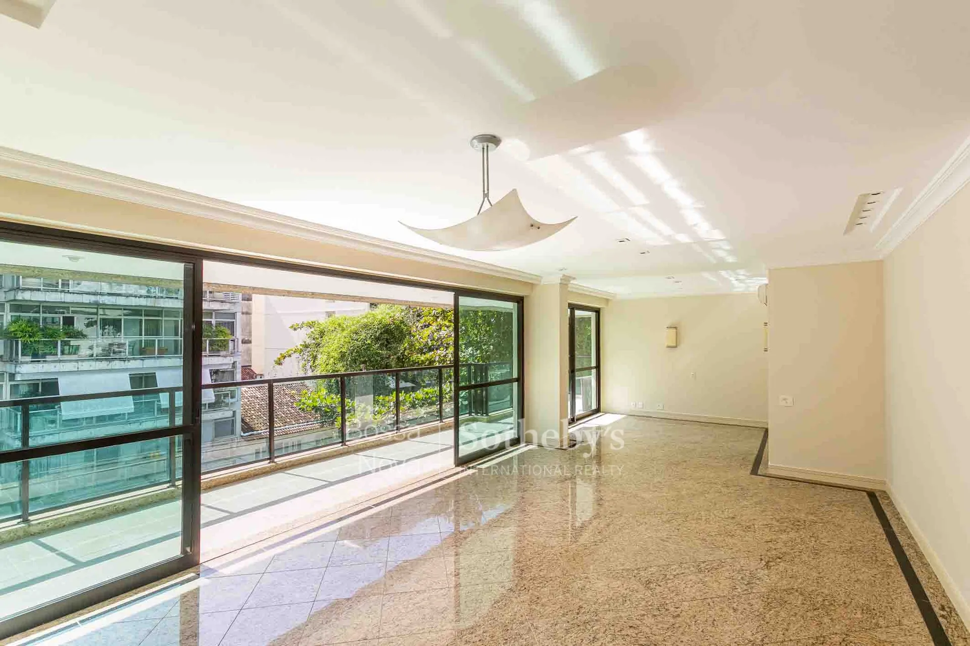 175 m² apartment with 3 bedrooms and 5 bathrooms