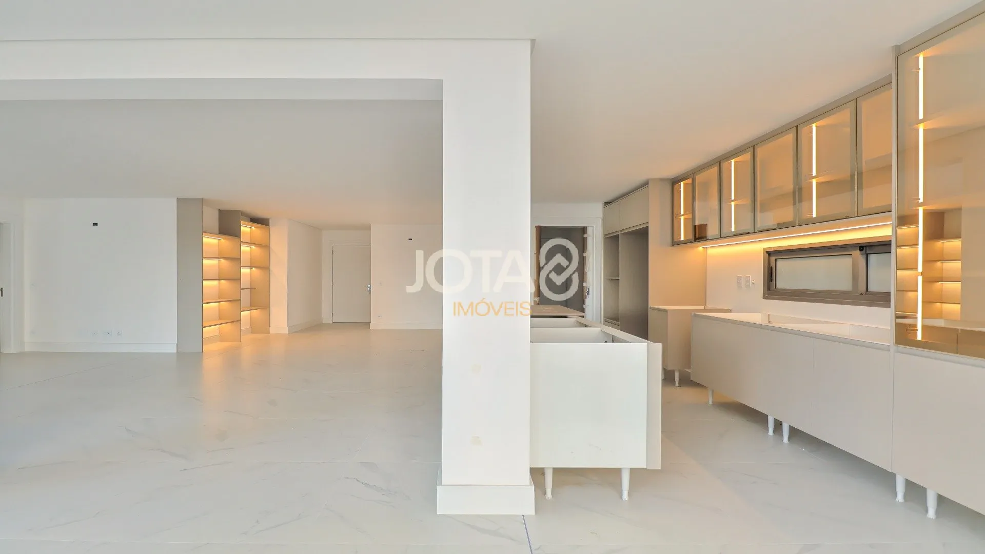 Квартира з 3 спальнями-сюїтами 193 м² і 4 паркомісця — photo 4