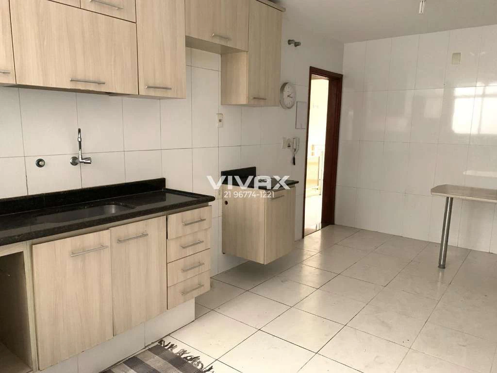 Unfurnished house with built-in wardrobes and 5 bedrooms — photo 4