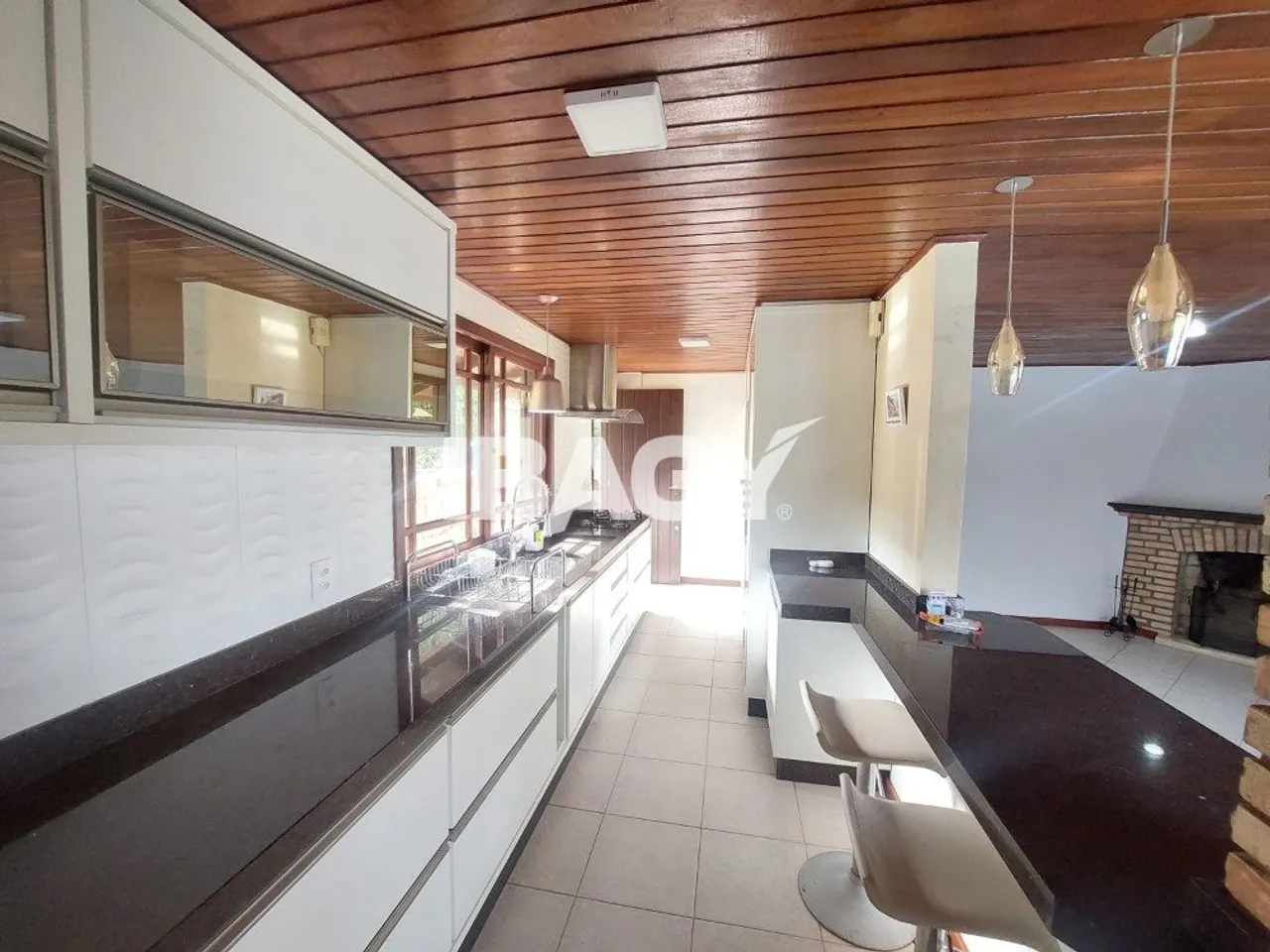 House with 5 bedrooms and an open kitchen with gas stove — photo 10