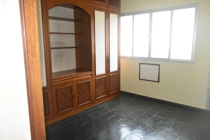3-bedroom apartment with 3 baths, wood-floor living room — photo 9