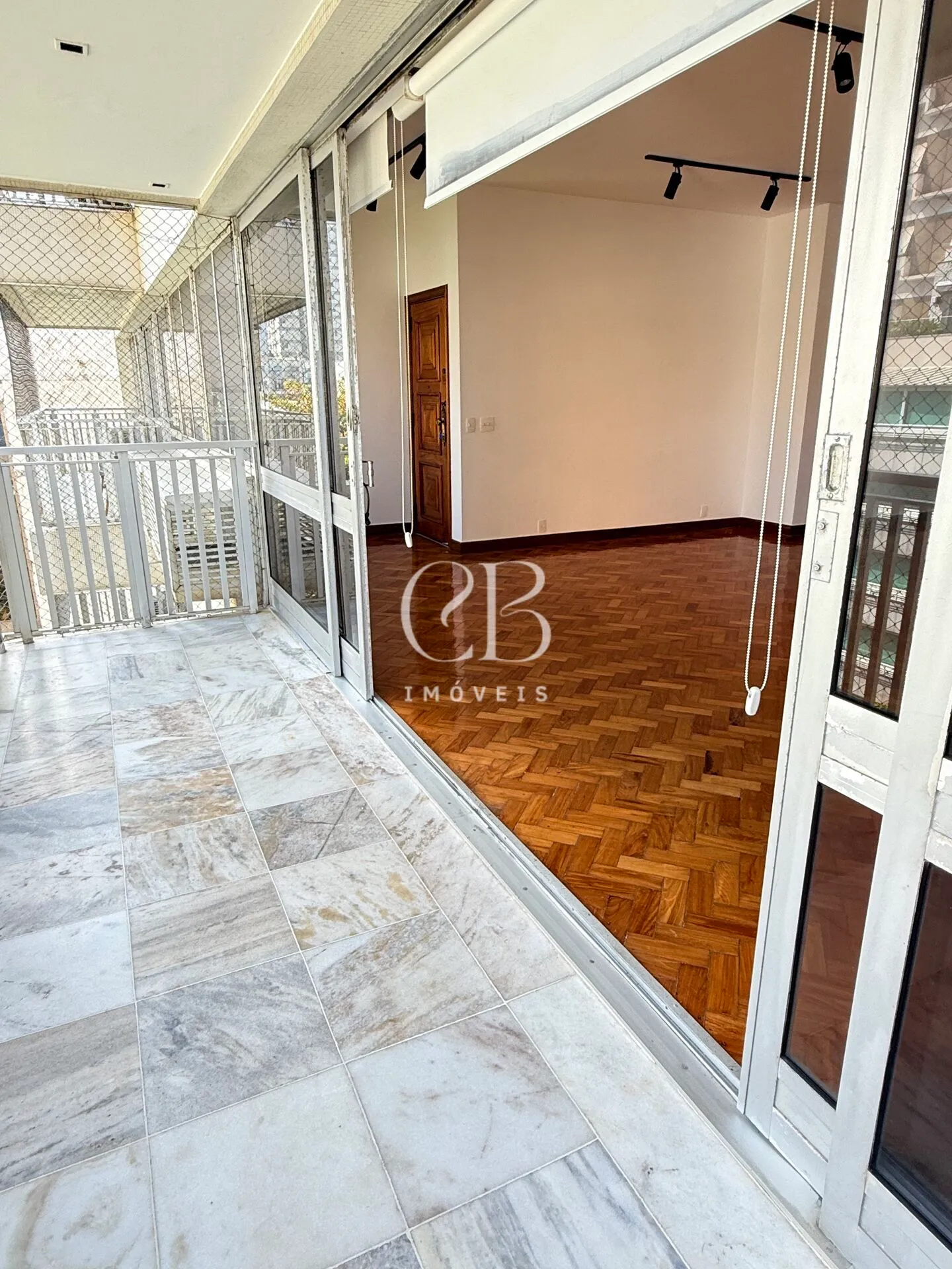 Apartment with 4 bedrooms and a glass-enclosed balcony — photo 4