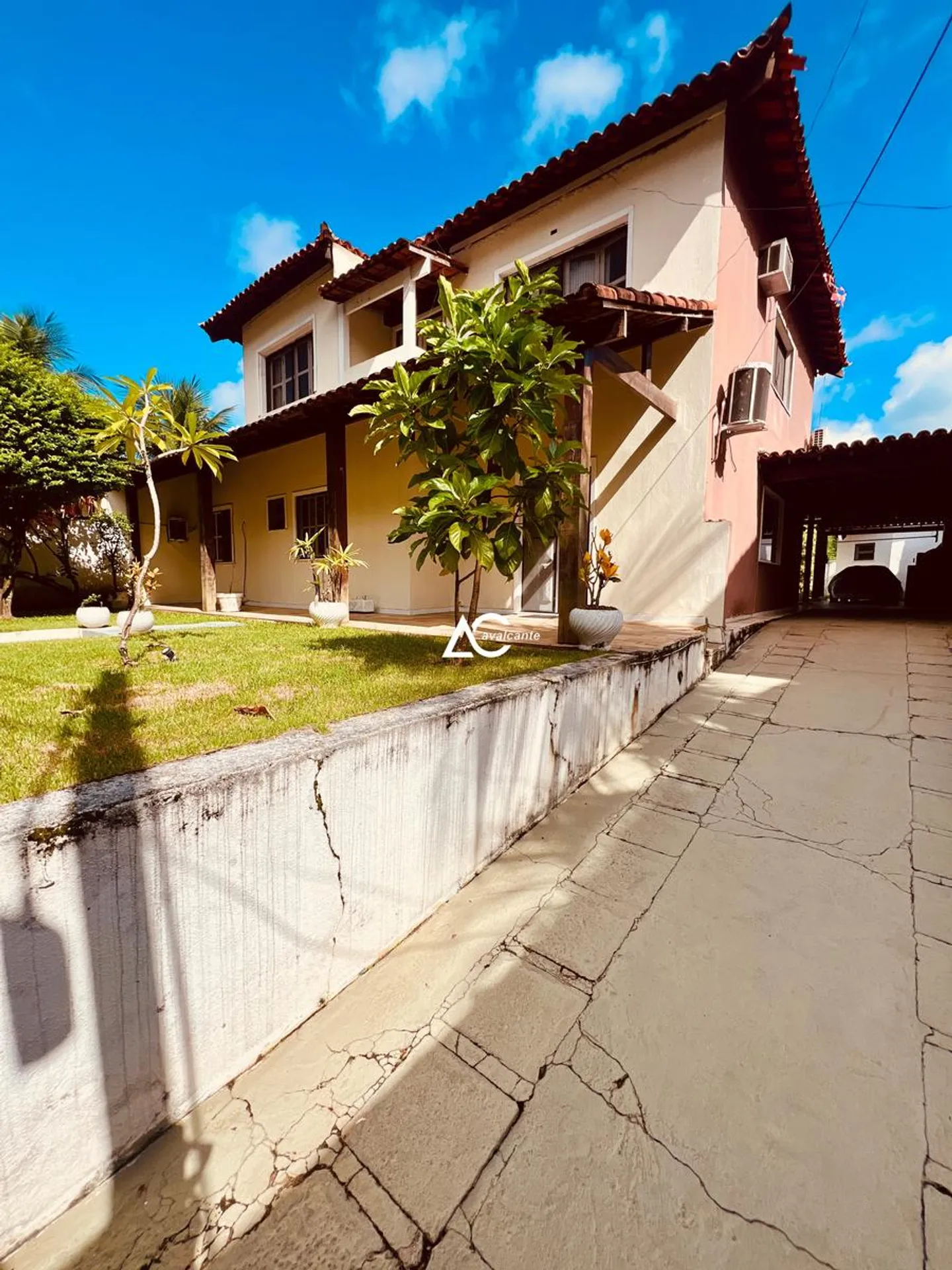 House with 5 bedrooms and 5 bathrooms plus a pool — photo 6