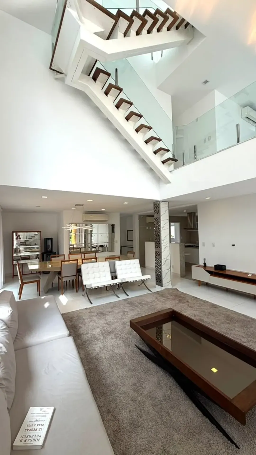House, 400 m², with floor-to-ceiling windows