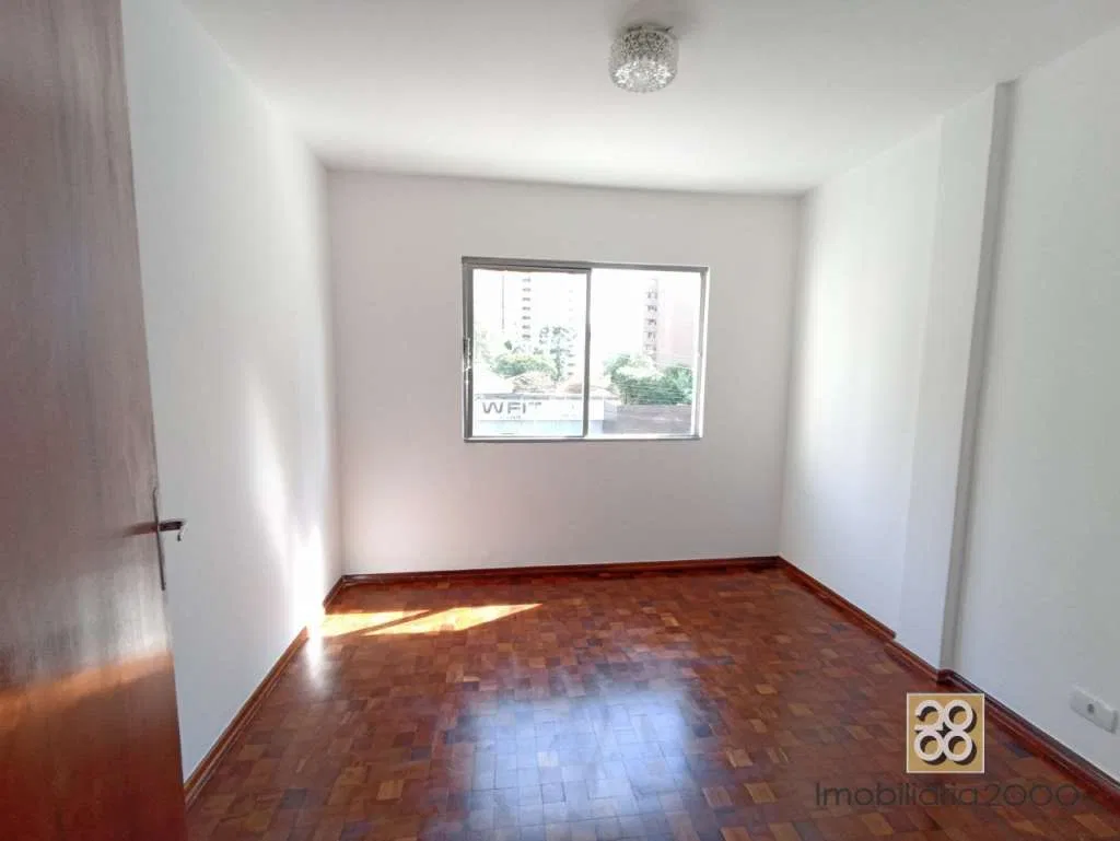3-bedroom apartment with wood or laminate floors — photo 7