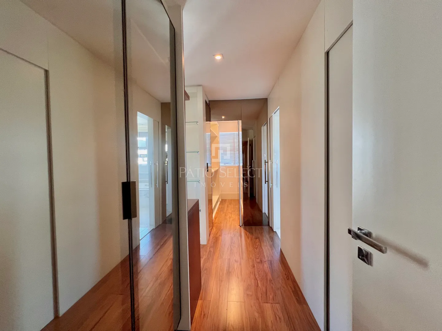 Гардеробная и 3 спальни: квартира 180 м² — photo 70