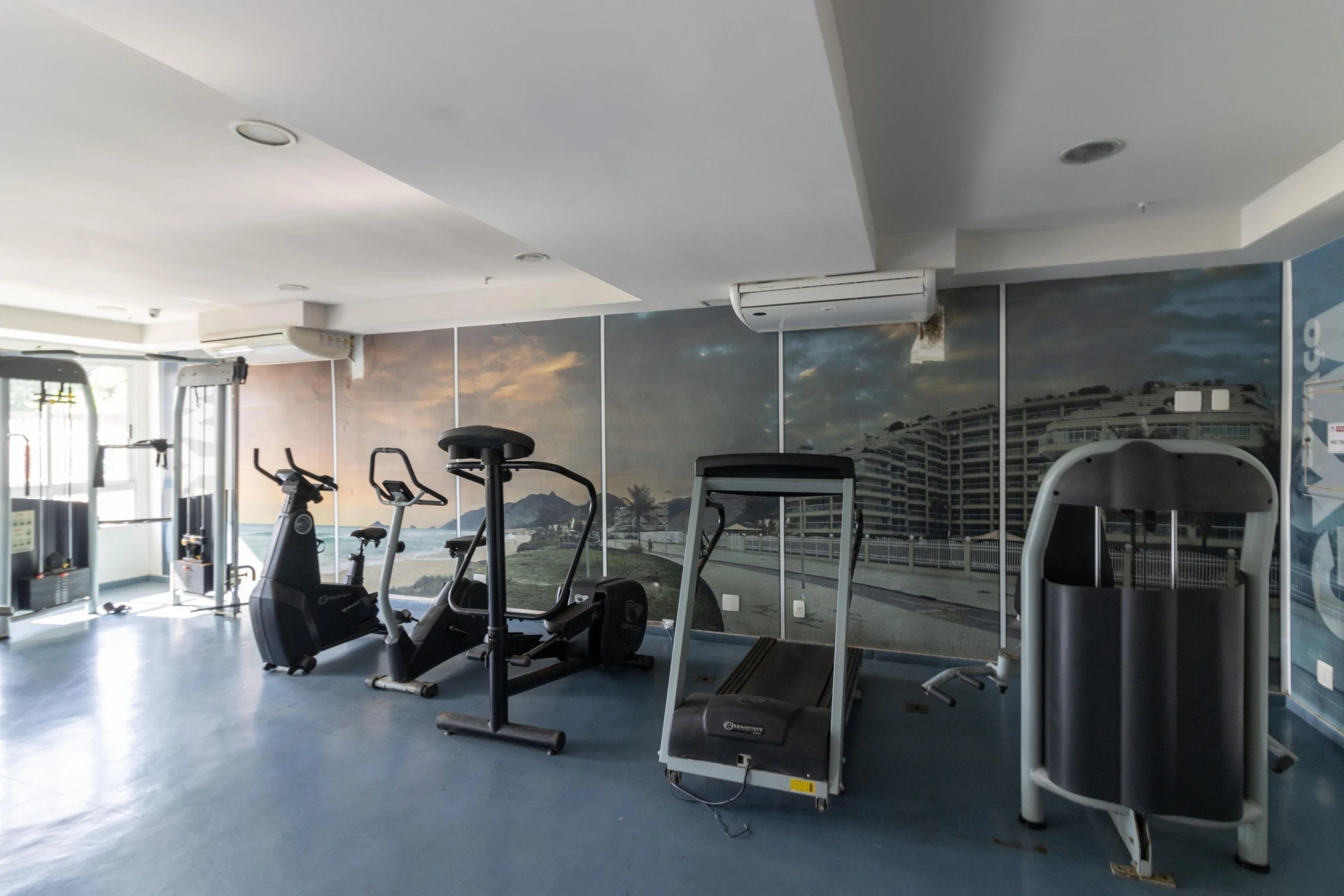 Furnished 1-bedroom apartment with a glass balcony — photo 47