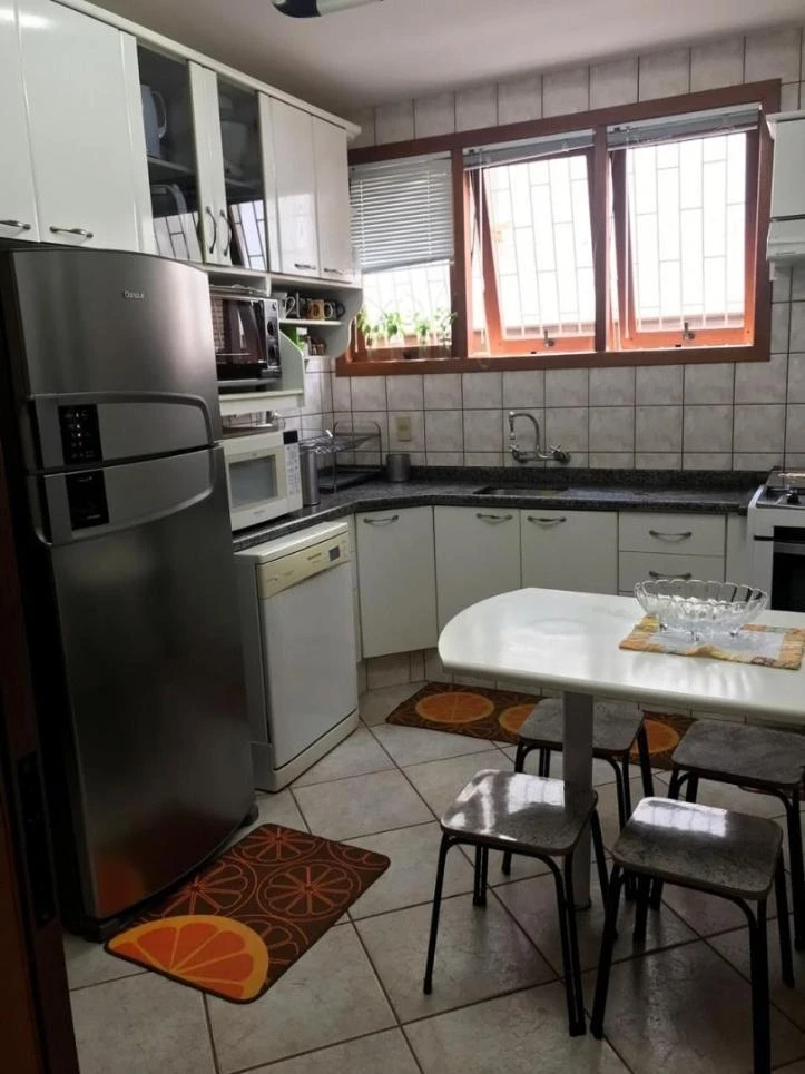 Casa de 290 m² con balcón cerrado con vidrio y bañera — photo 4