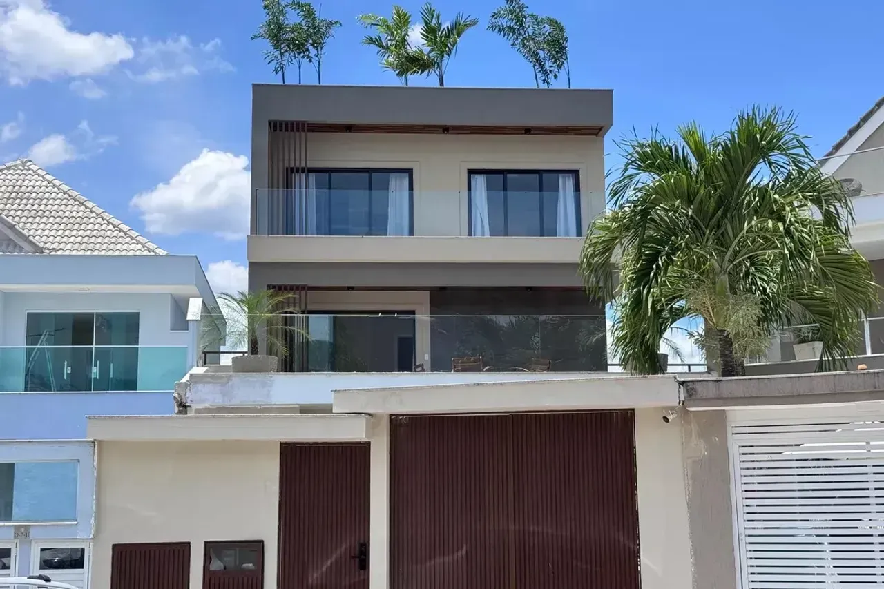 Casa de 4 dormitorios con ventanales de piso a techo