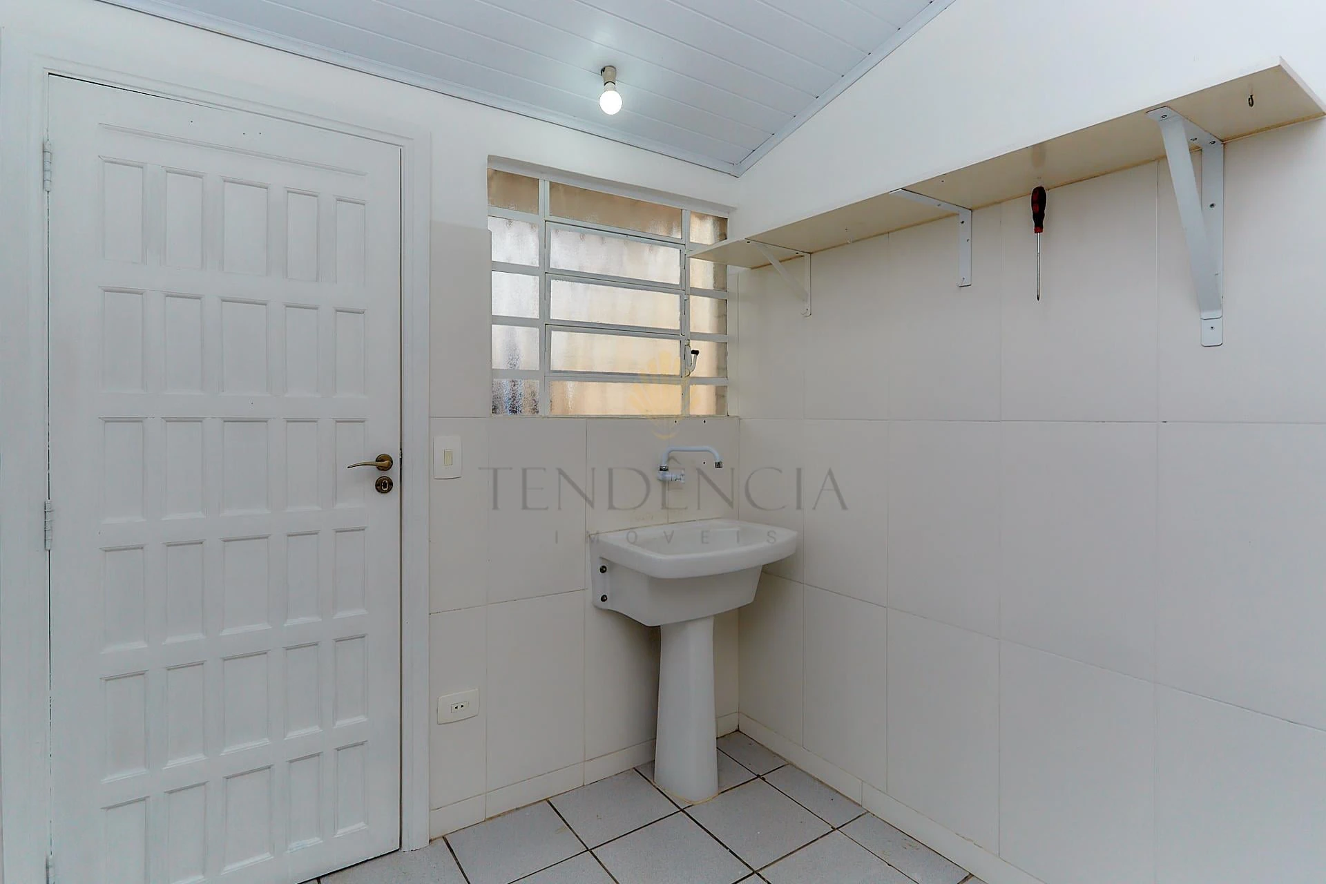 Wood or laminate floors in a one-bedroom house, 50 m² — photo 8