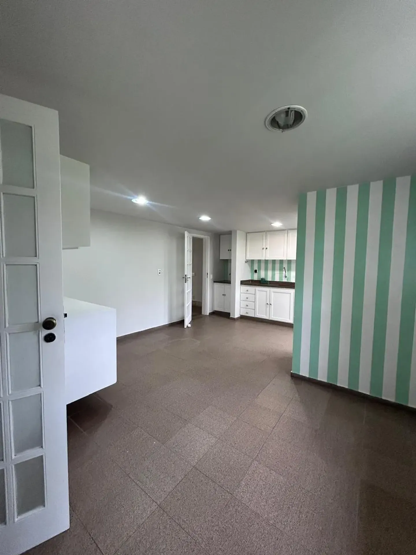 Bathtub in a 3-bedroom house, 334 m² — photo 14