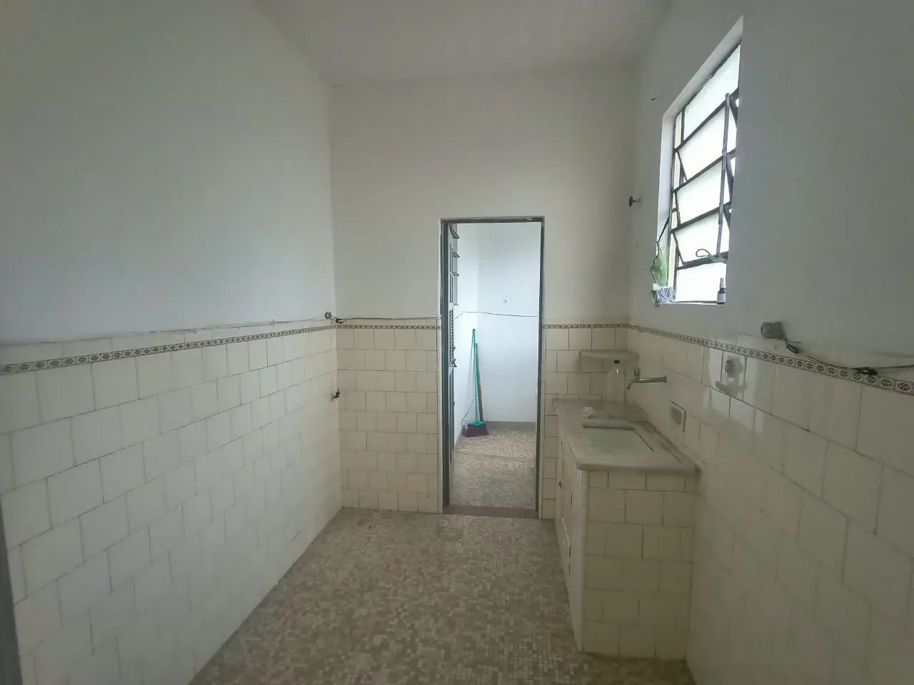 Apartment on the 2nd floor with wood or laminate floors — photo 2