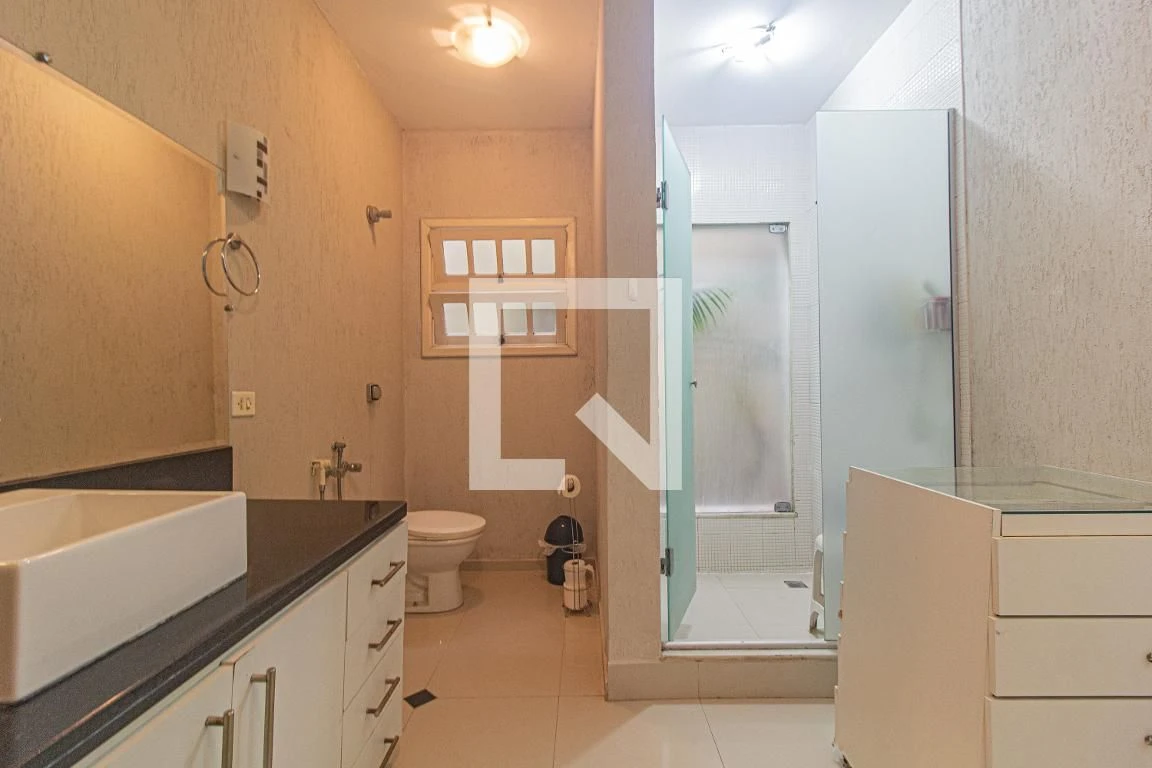 3-bedroom house with a walk-in closet in Curitiba — photo 36