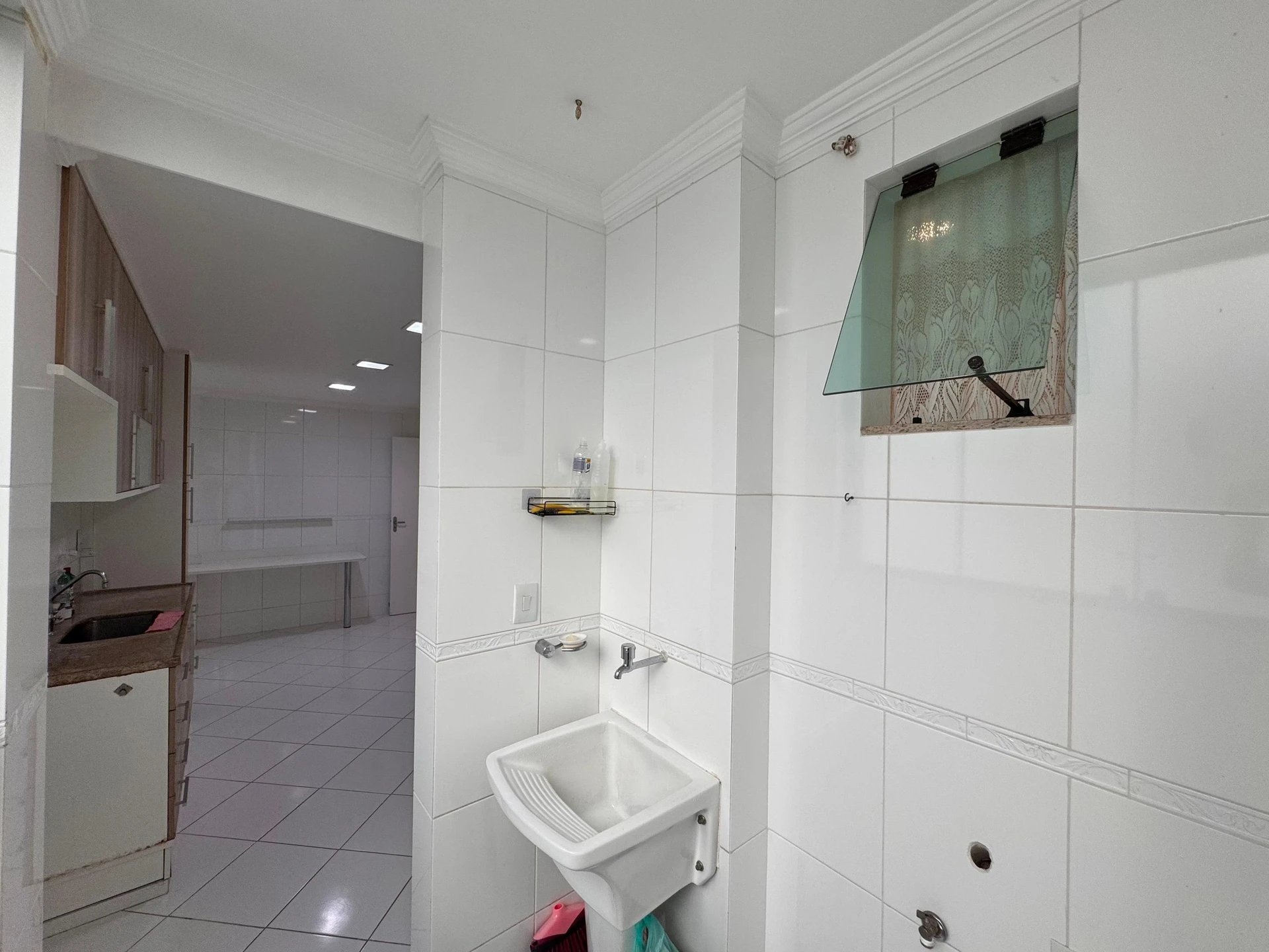 Unfurnished 3-bedroom apartment with a glassed balcony — photo 21