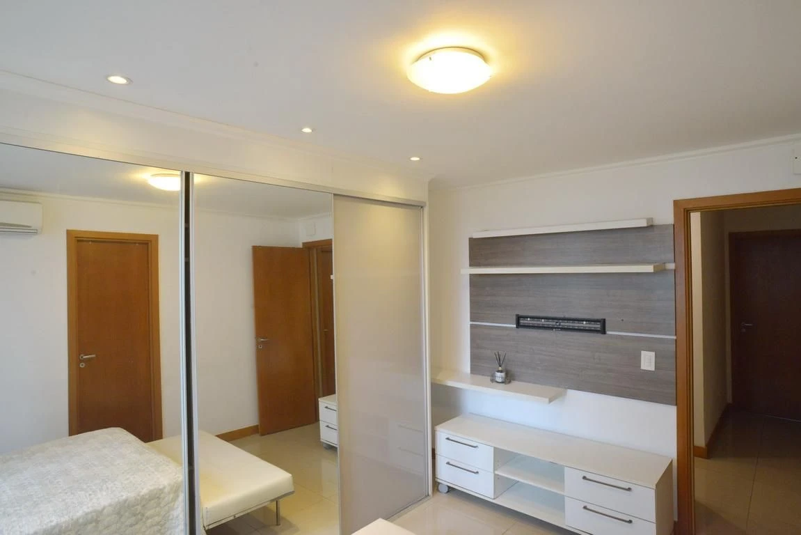 Jacuzzi in a 4-bedroom apartment, 233 m² — photo 8