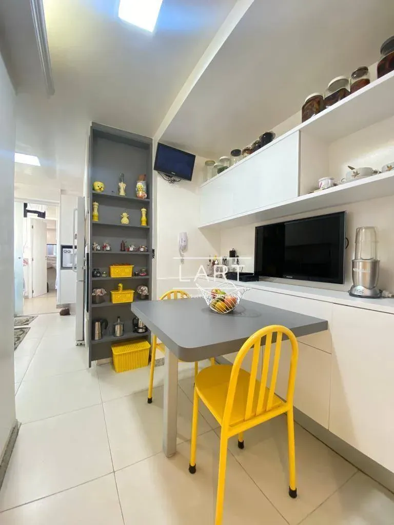 Apartamento com 4 dormitórios e 5 banheiros, 350 m² — photo 25